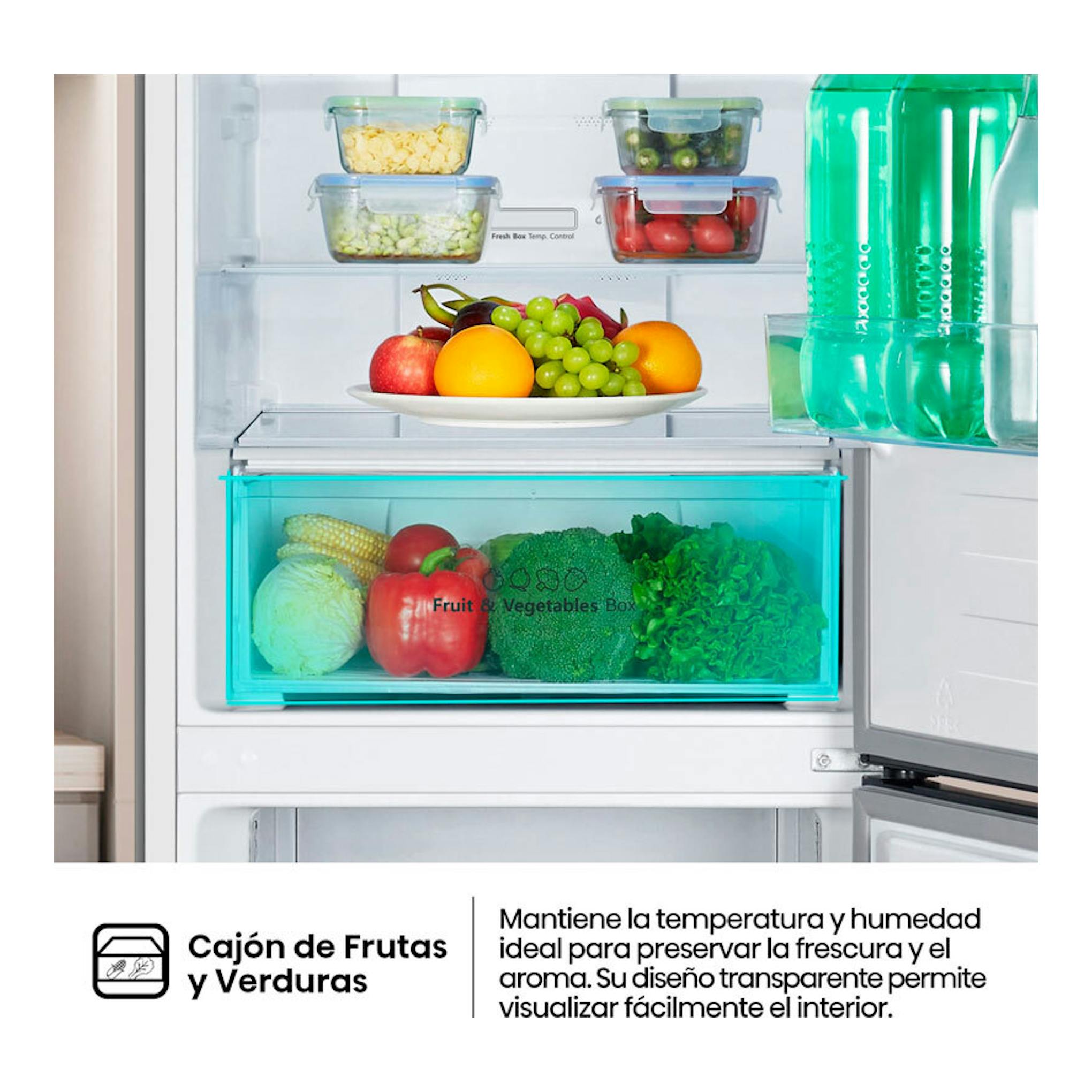 Frigorífico combi Hisense RB390N4AWE1 blanco, interior con cajón de frutas y verduras y estantes con alimentos.