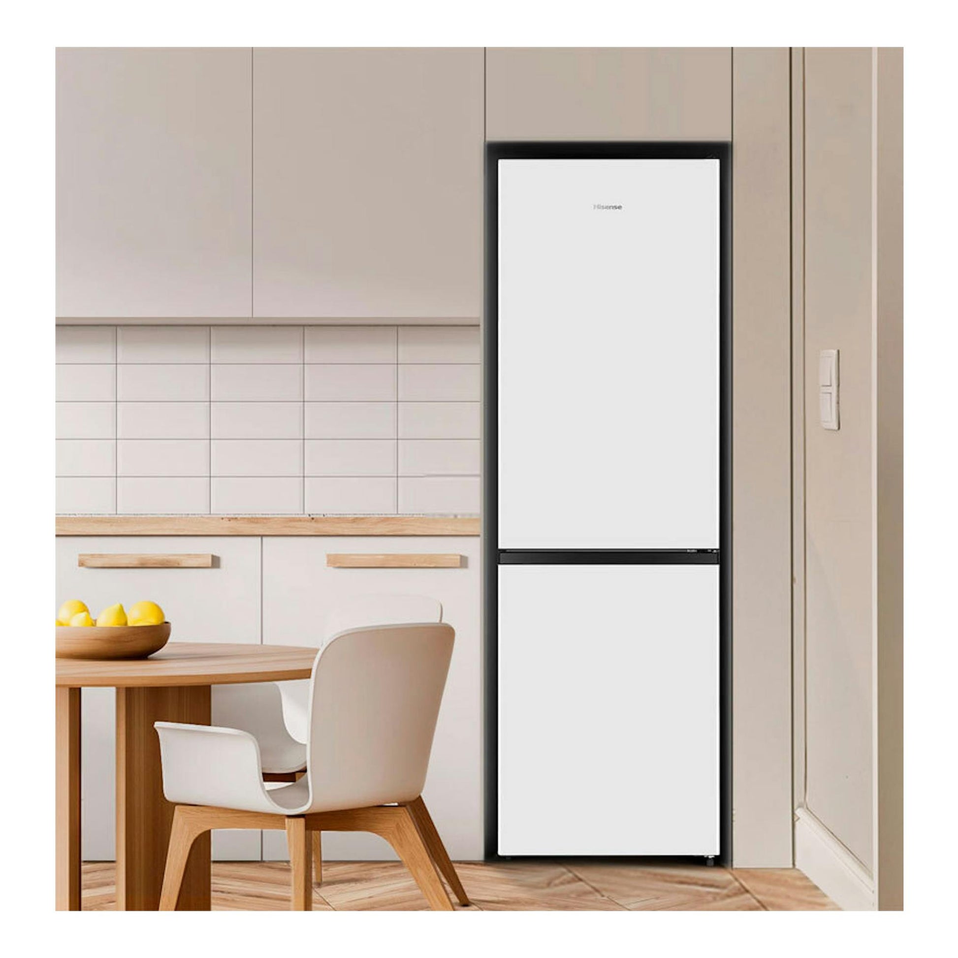 Frigorífico combi Hisense RB390N4AWE1 blanco, vista frontal en cocina moderna.