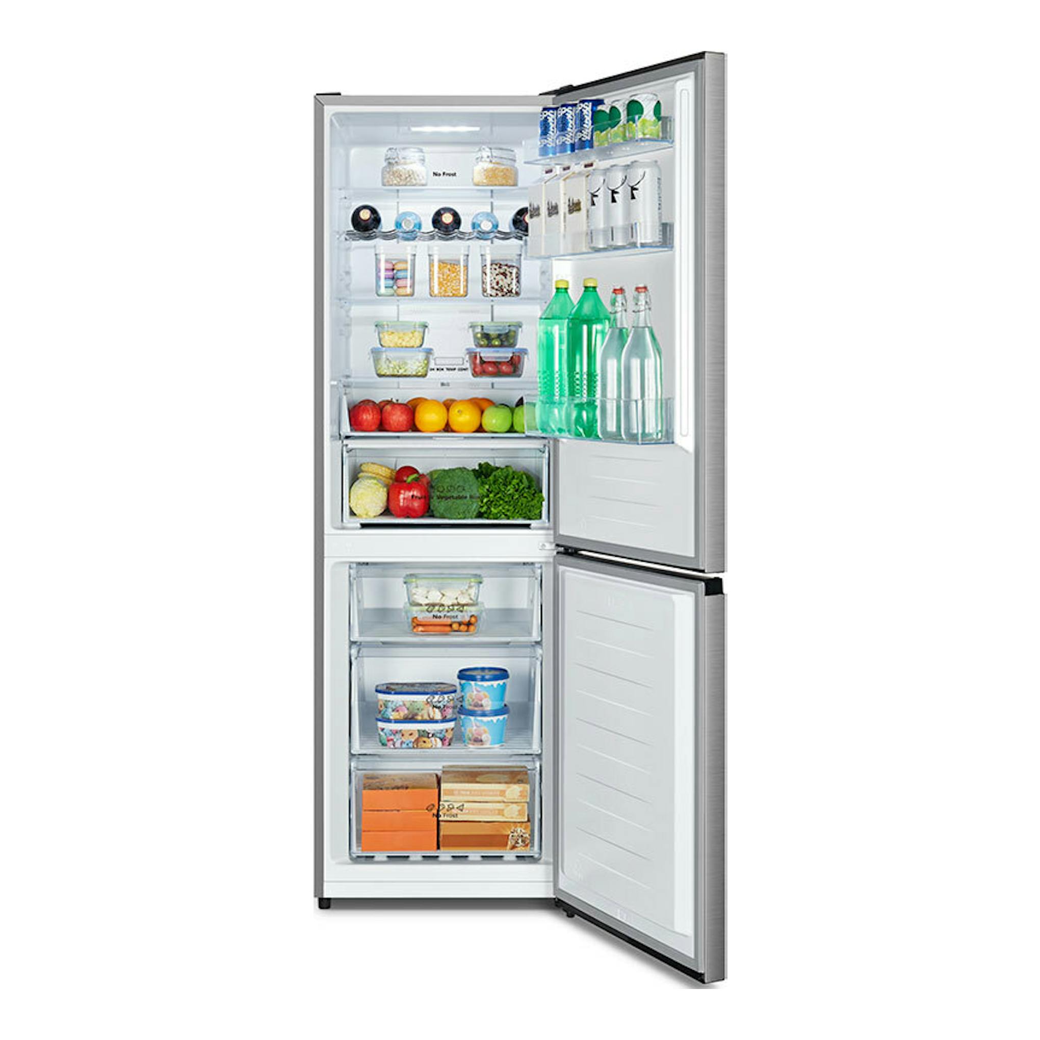 Frigorífico combi Hisense RB390N4CCD inox, vista frontal con puertas abiertas y alimentos en baldas.