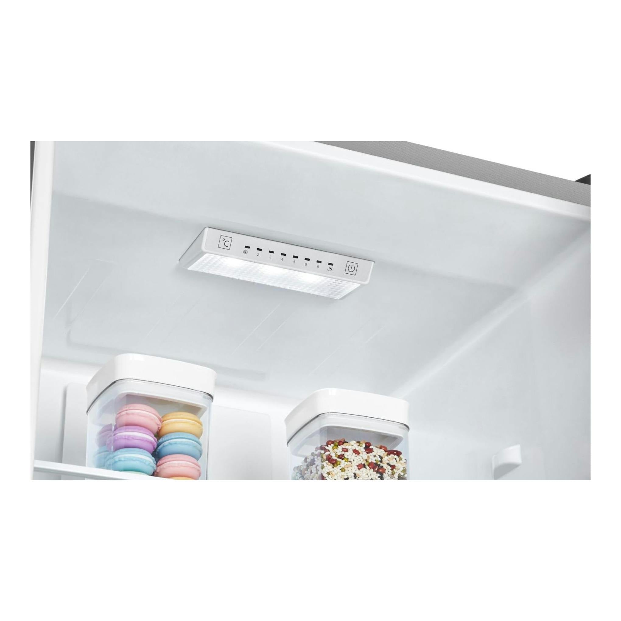Interior de frigorífico blanco, vista frontal, con panel de control superior y recipientes en los estantes.