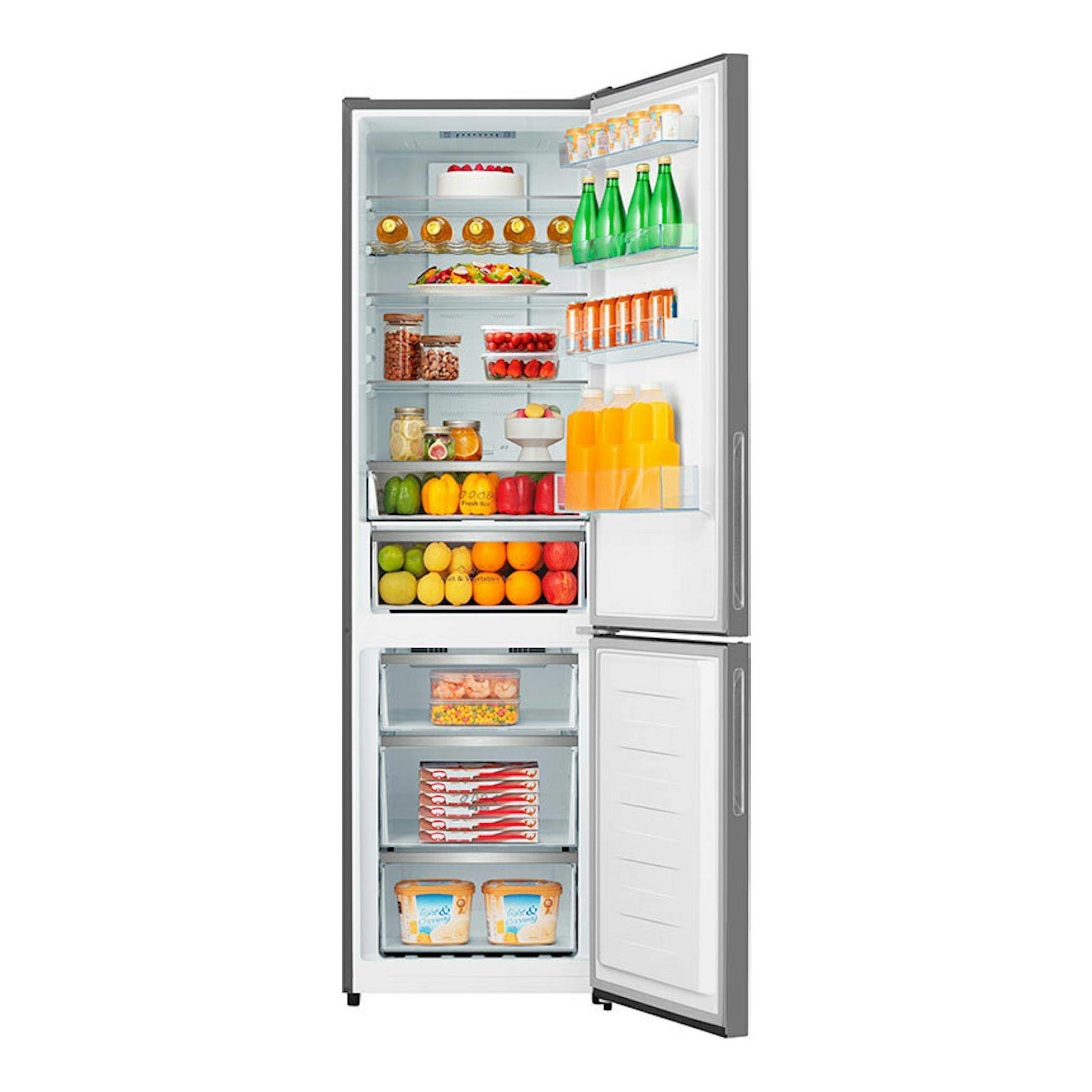 Frigorífico combi Hisense RB440N4GWD blanco, vista frontal abierta, con compartimentos llenos de alimentos.