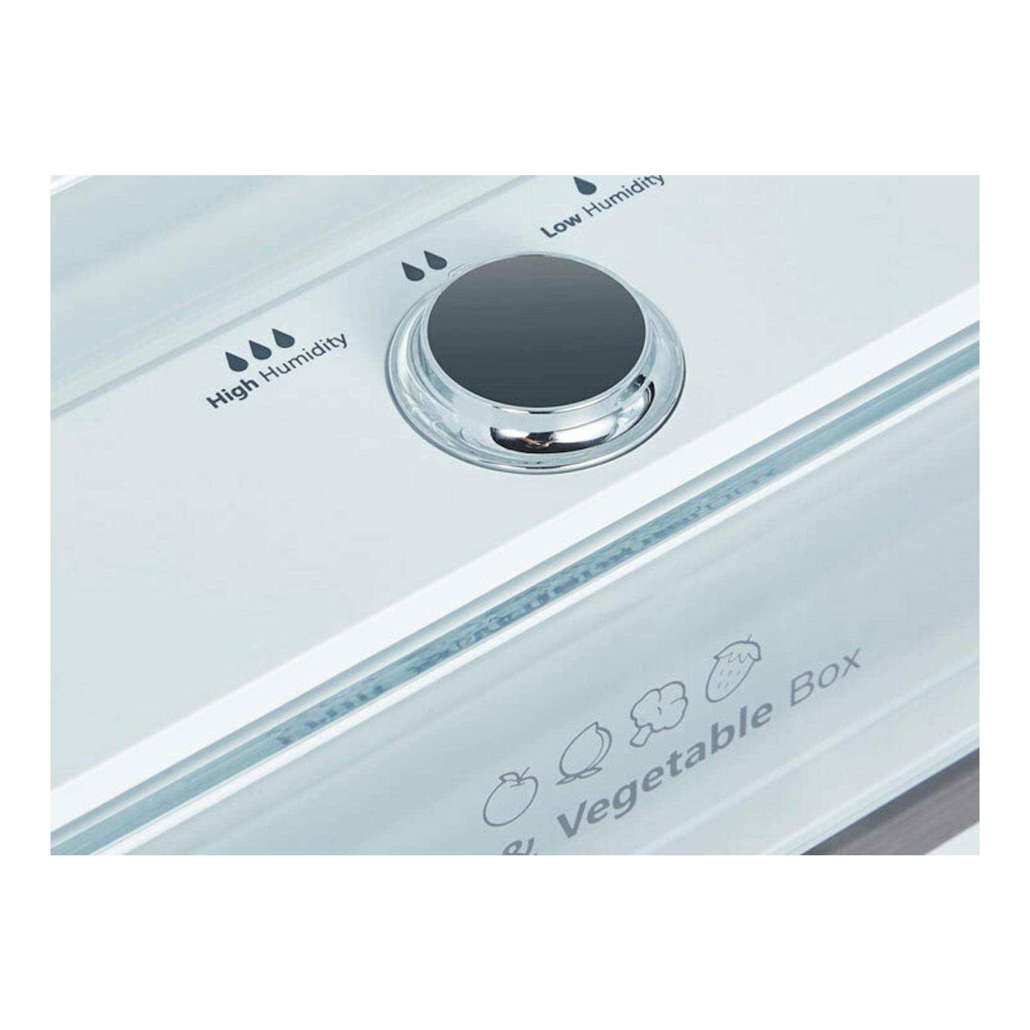 Hisense RB645N4BIC Inox: primer plano del regulador de humedad del cajón vegetal del frigorífico.