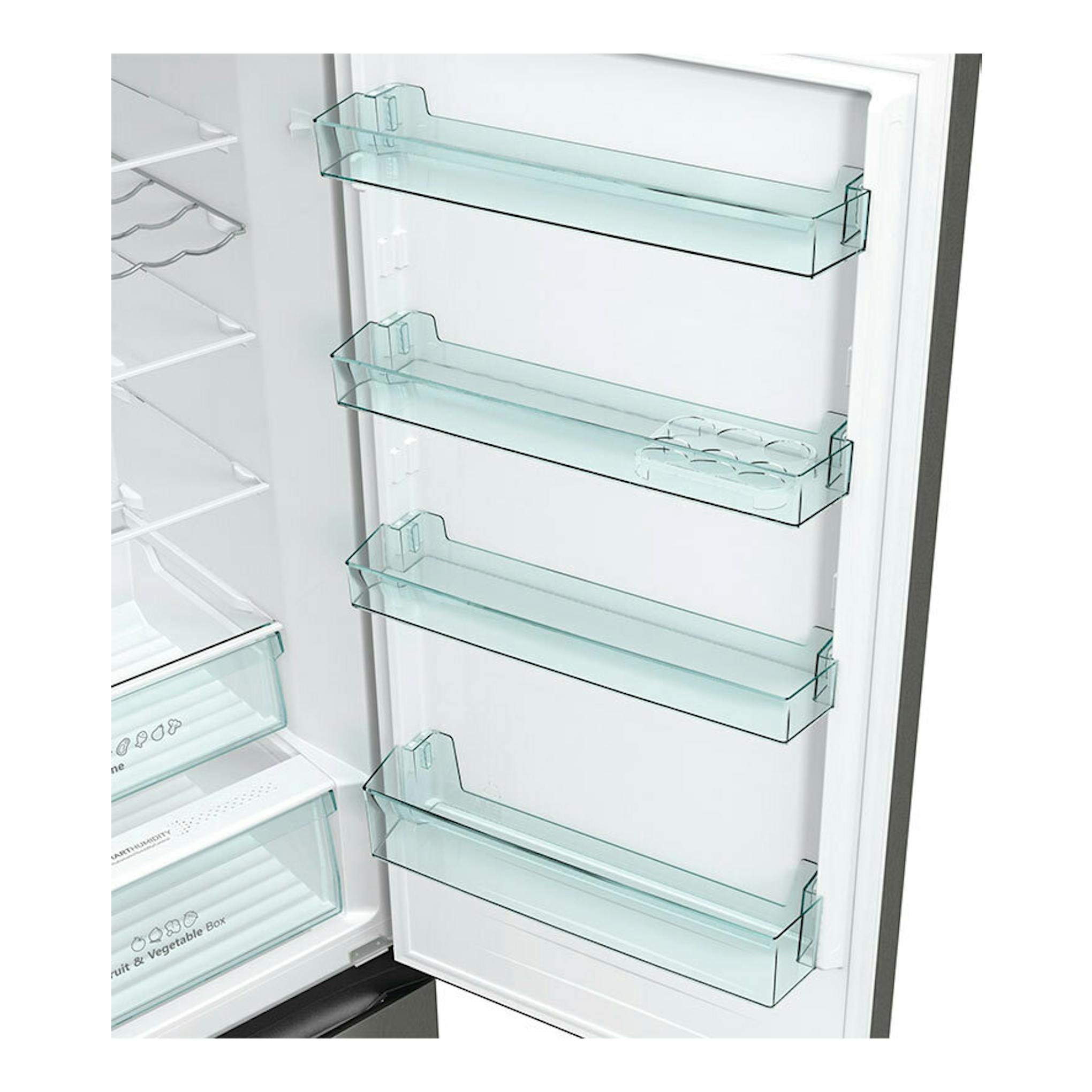 Interior de la puerta de un frigorífico combi Hisense RM469N4ACD inox, con cuatro baldas transparentes.