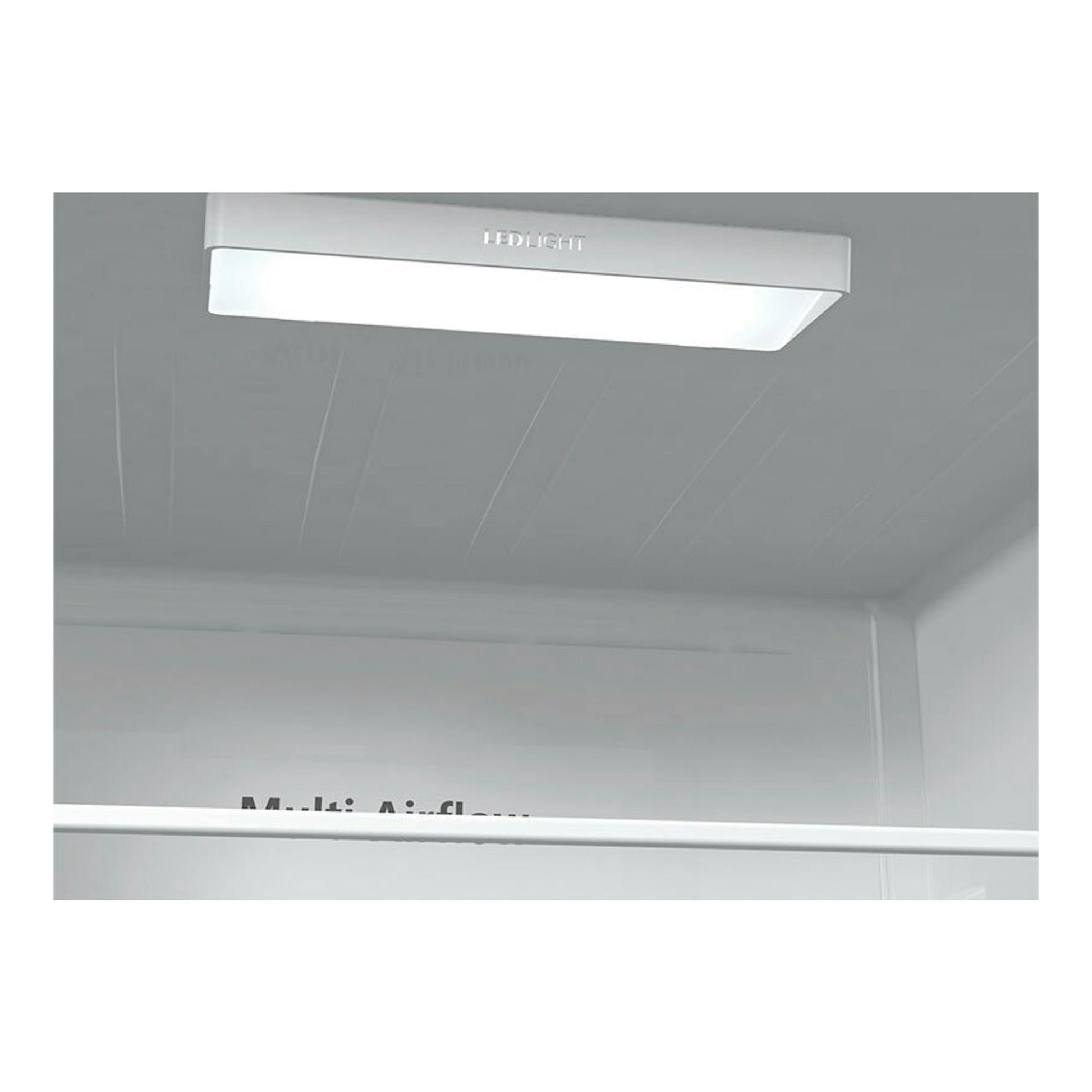 Interior de frigorífico Hisense RM469N4ACD en inox, con luz LED superior y texto Multi Airflow al fondo.