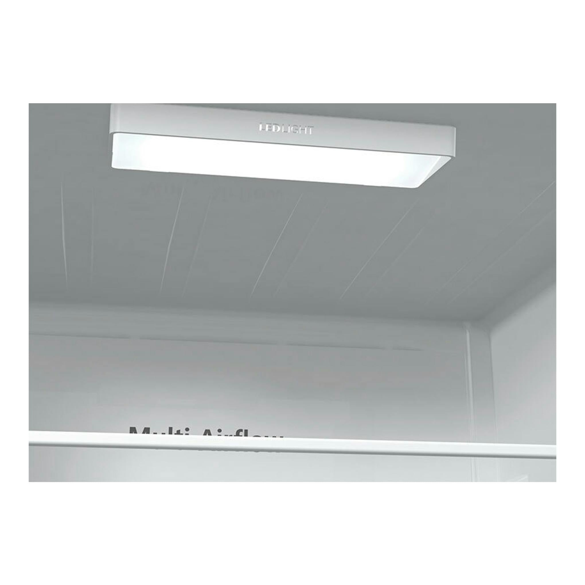 Interior de frigorífico Hisense RM469N4ACD en inox, con luz LED superior y texto Multi Airflow al fondo.