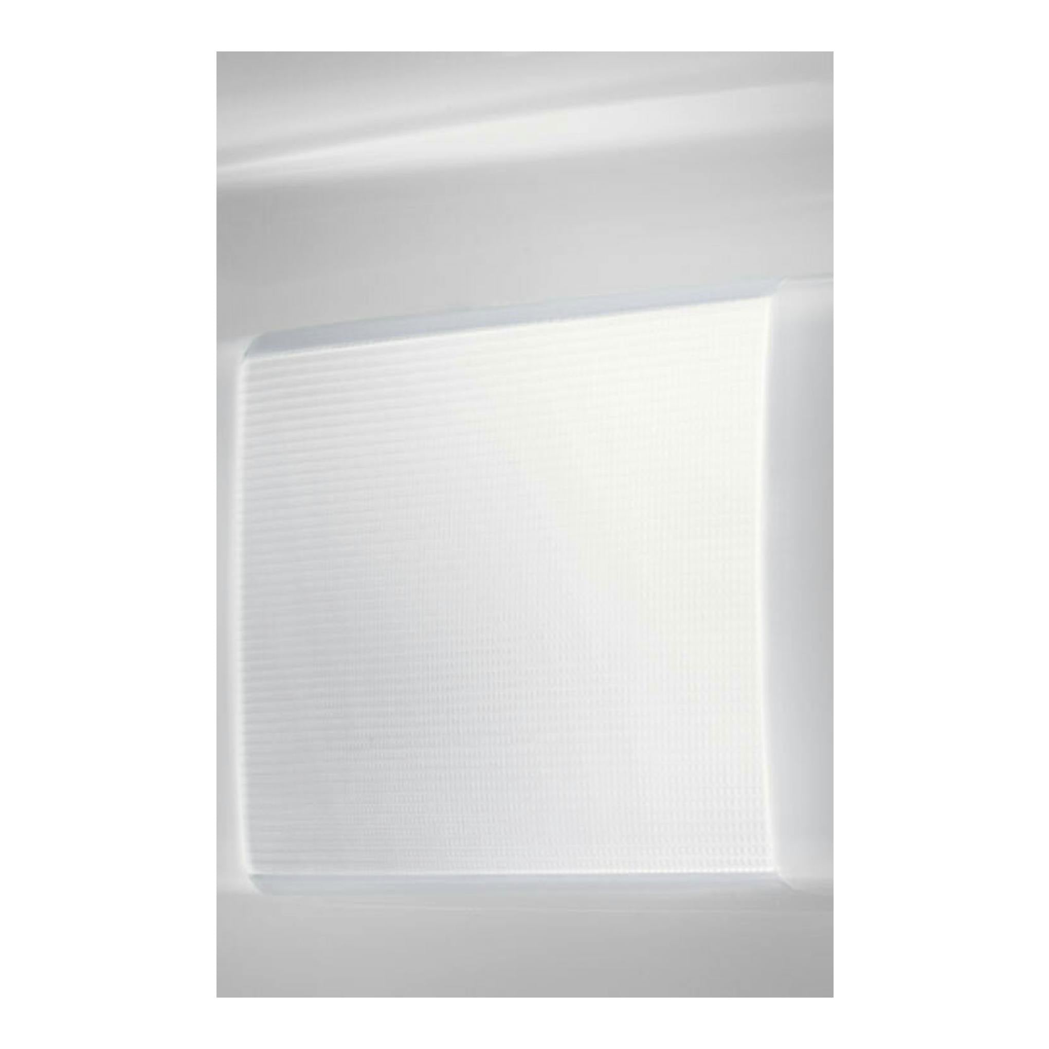 AEG SCB618E6TS, vista interior en primer plano de la luz blanca del frigorífico combi.