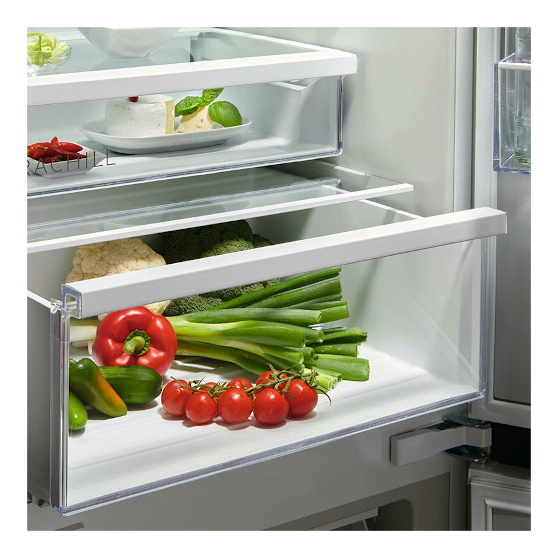 Frigorífico combi integrable AEG TC6MS18FDS abierto, vista frontal del interior con verduras en cajones.