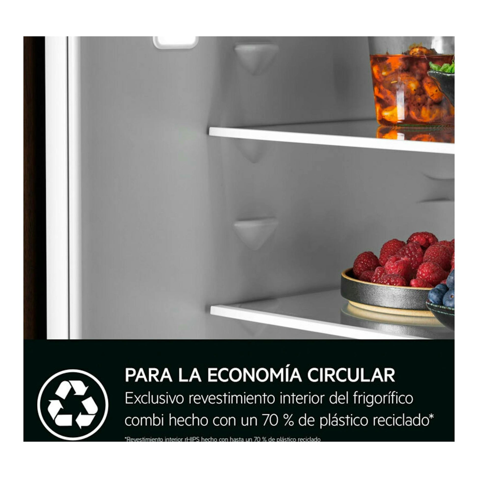 Interior de frigorífico combi integrable AEG TC6MS18FDS con estantes y fruta; texto sobre plástico reciclado.