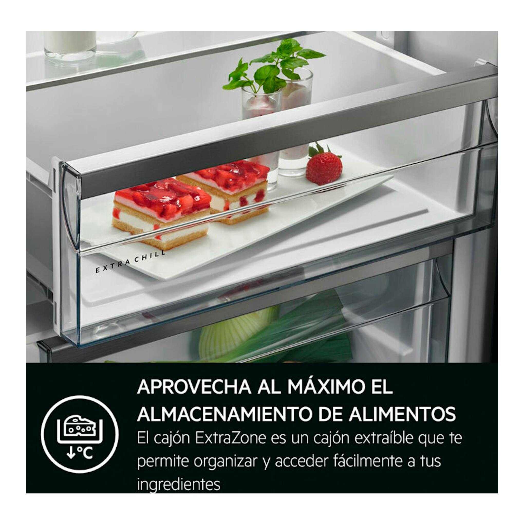 AEG TC6MS18FDS, cajón ExtraChill de un frigorífico combi integrable con tartas y fresas.