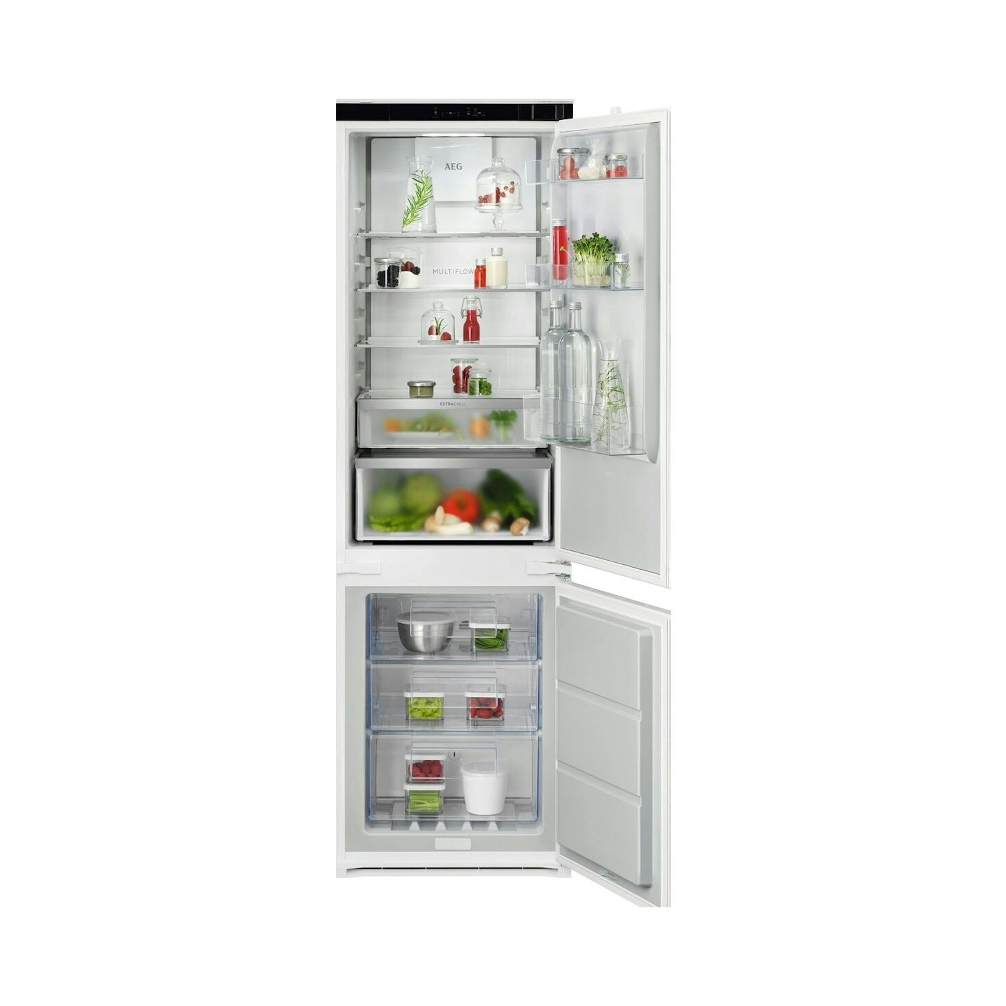 Frigorífico combi integrable AEG TC7CS181DS blanco, vista frontal con puertas abiertas y estantes visibles.