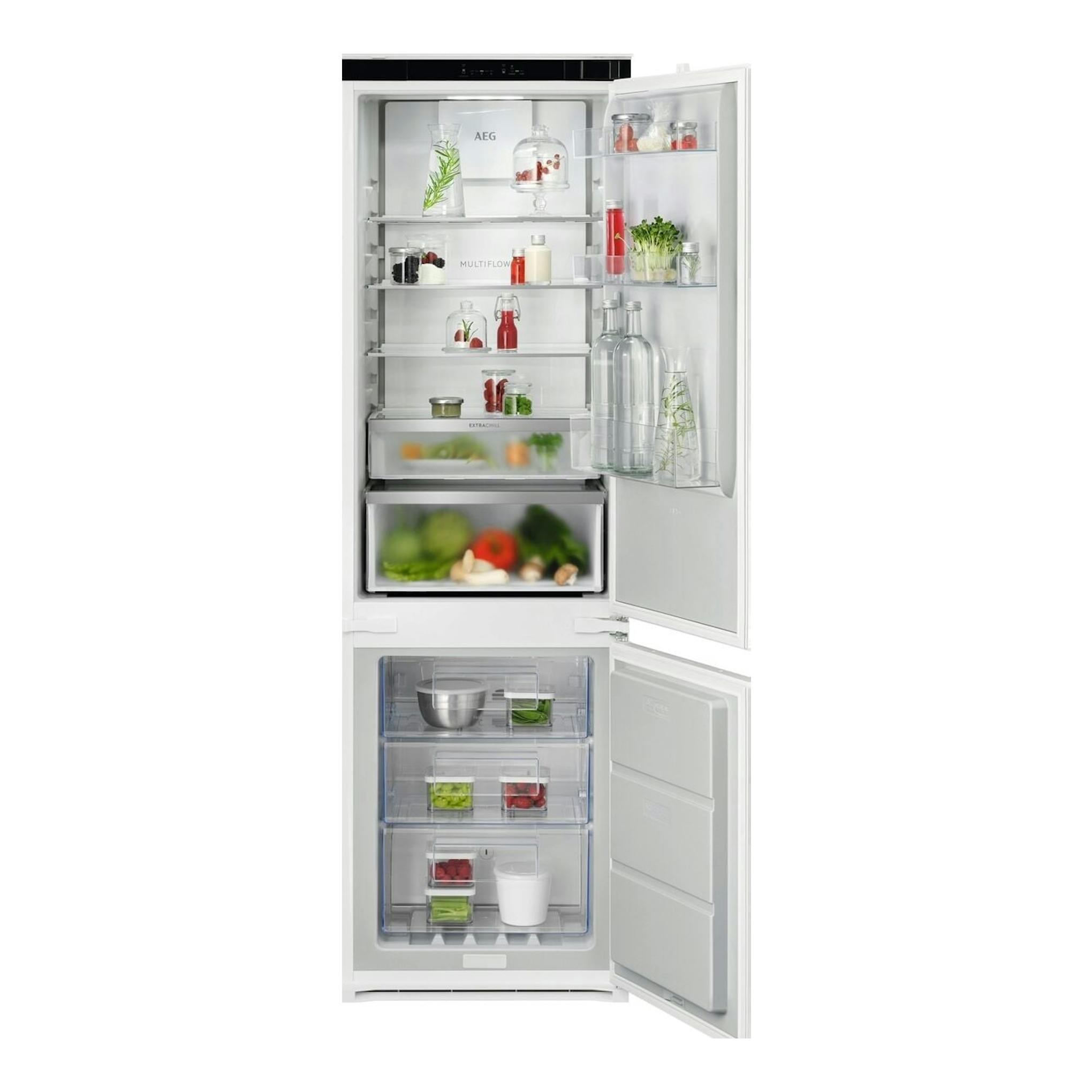 Frigorífico combi integrable AEG TC7CS181ES blanco, frontal abierto con interior visible.