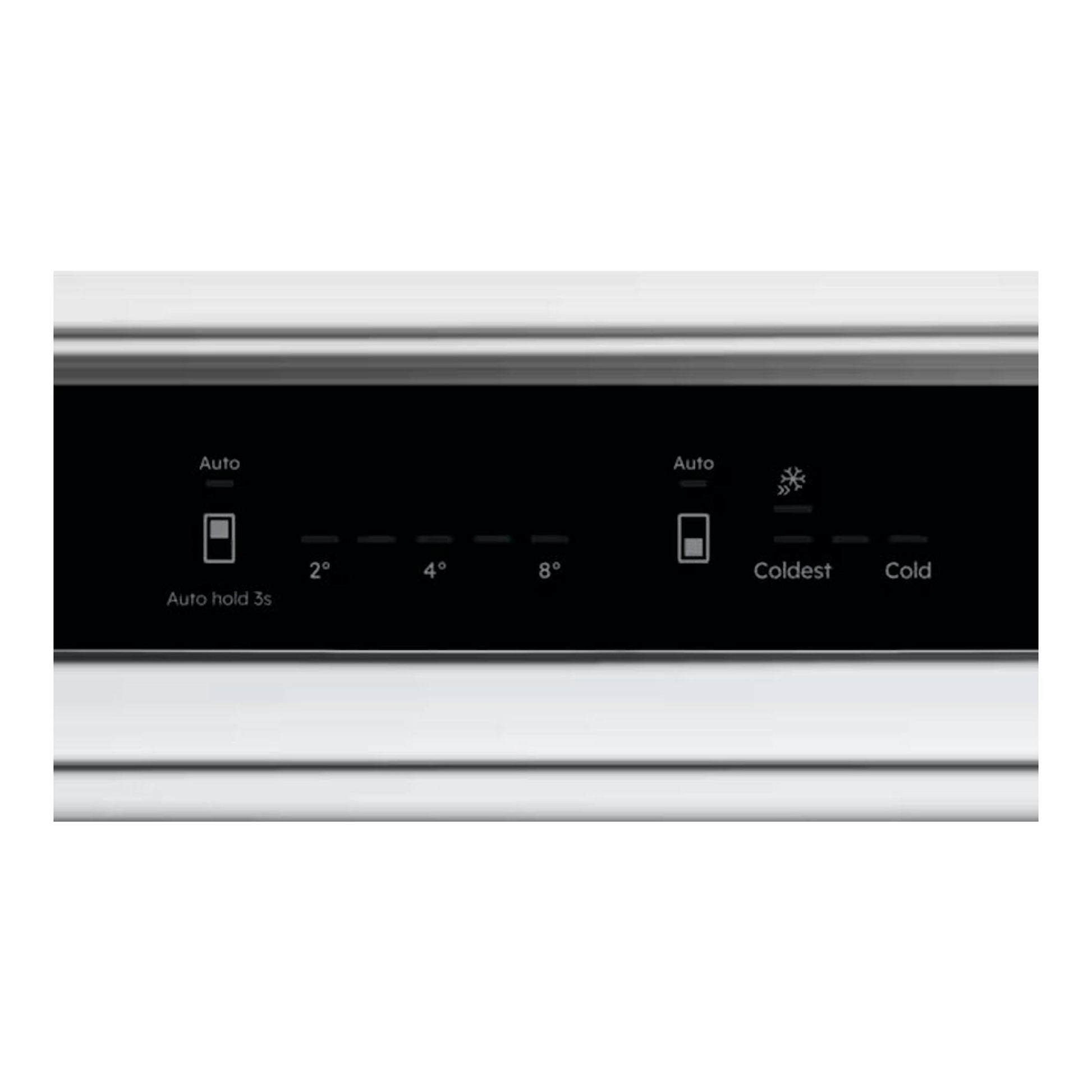 AEG TC7CS181ES: panel de control negro de frigorífico integrable, vista frontal parcial sobre fondo blanco.
