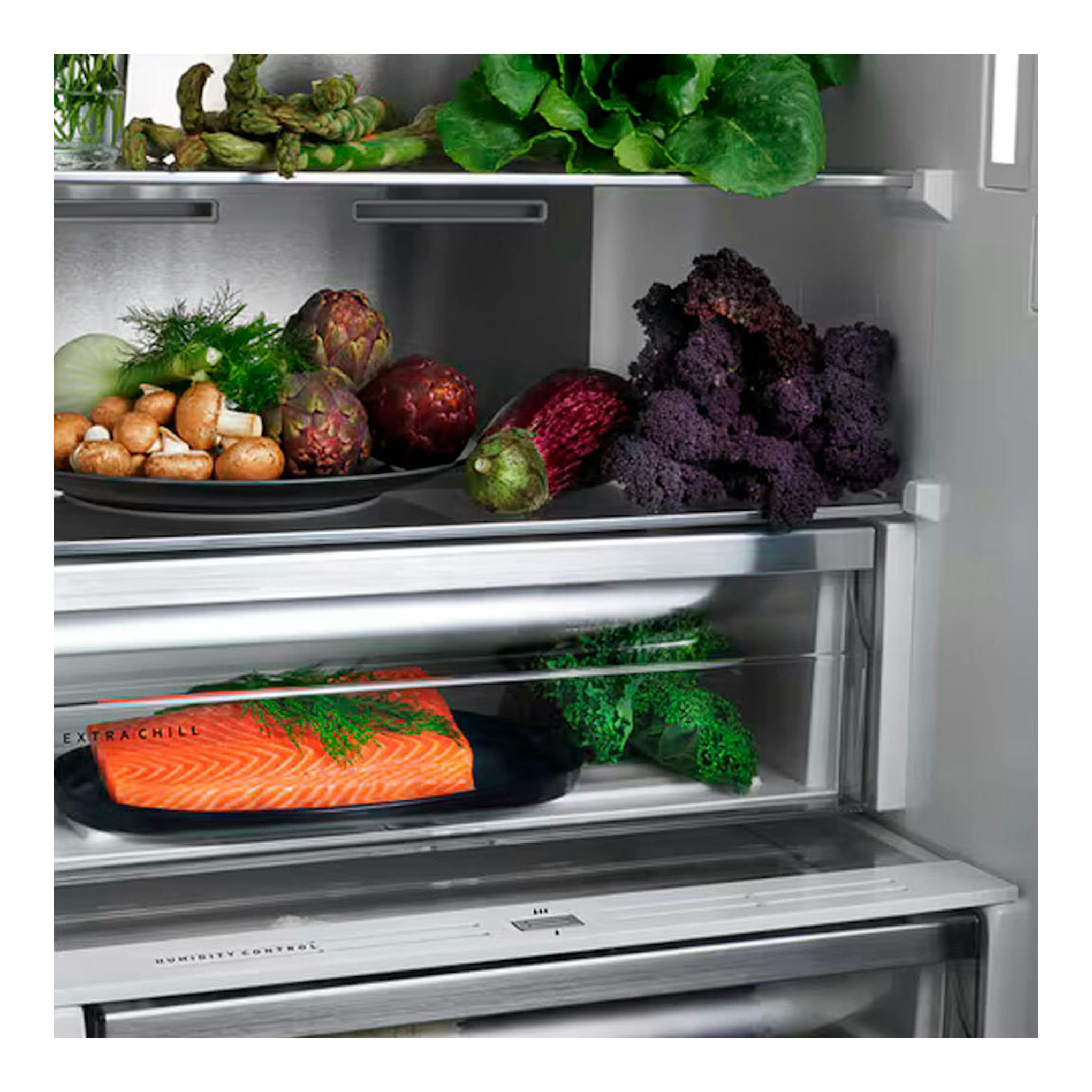 AEG TC7CS181ES: interior de frigorífico combi integrable con verduras, pescado y cajón transparente, vista frontal.
