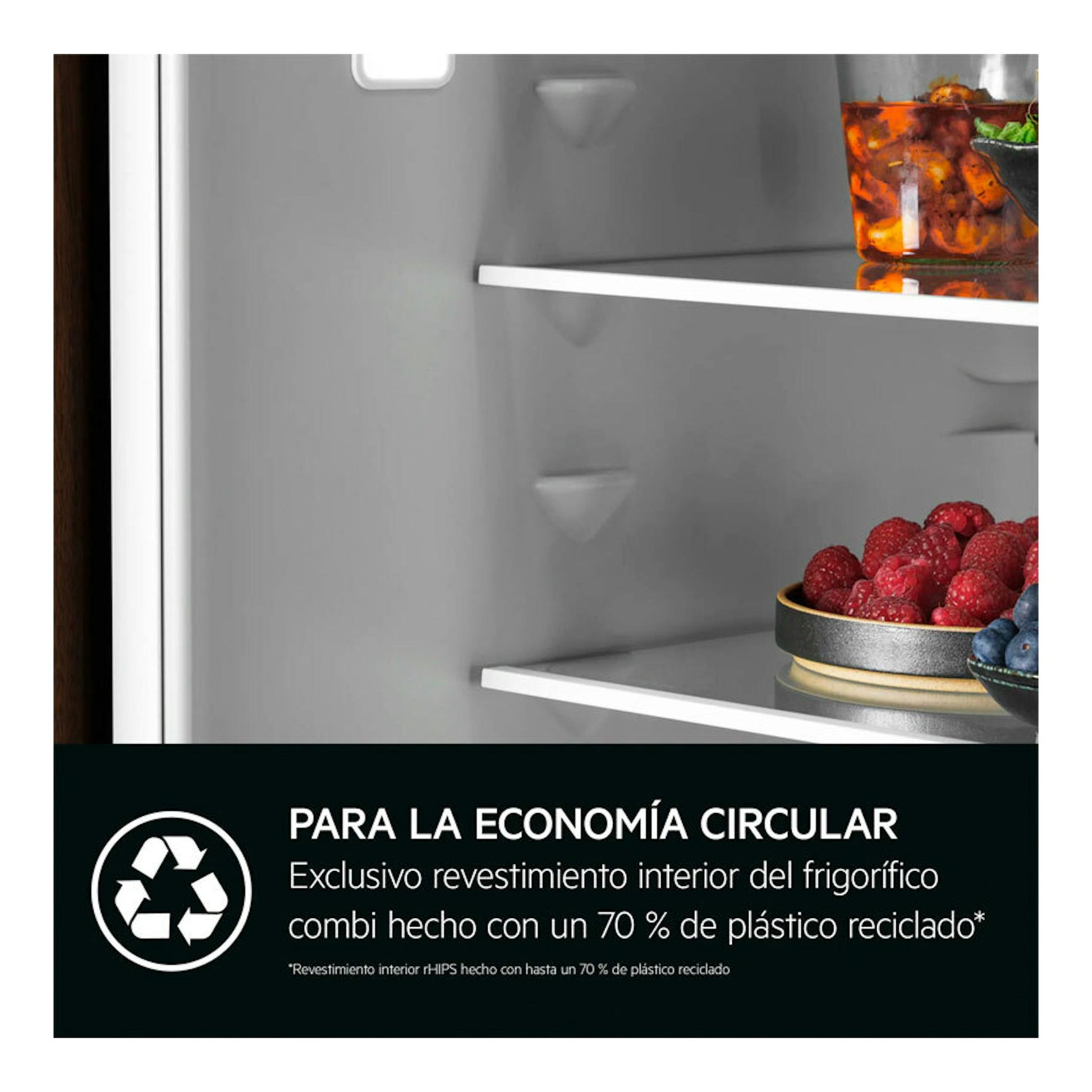 Interior de frigorífico combi integrable AEG TC7CS181ES, con baldas grises, fruta y texto sobre plástico reciclado.