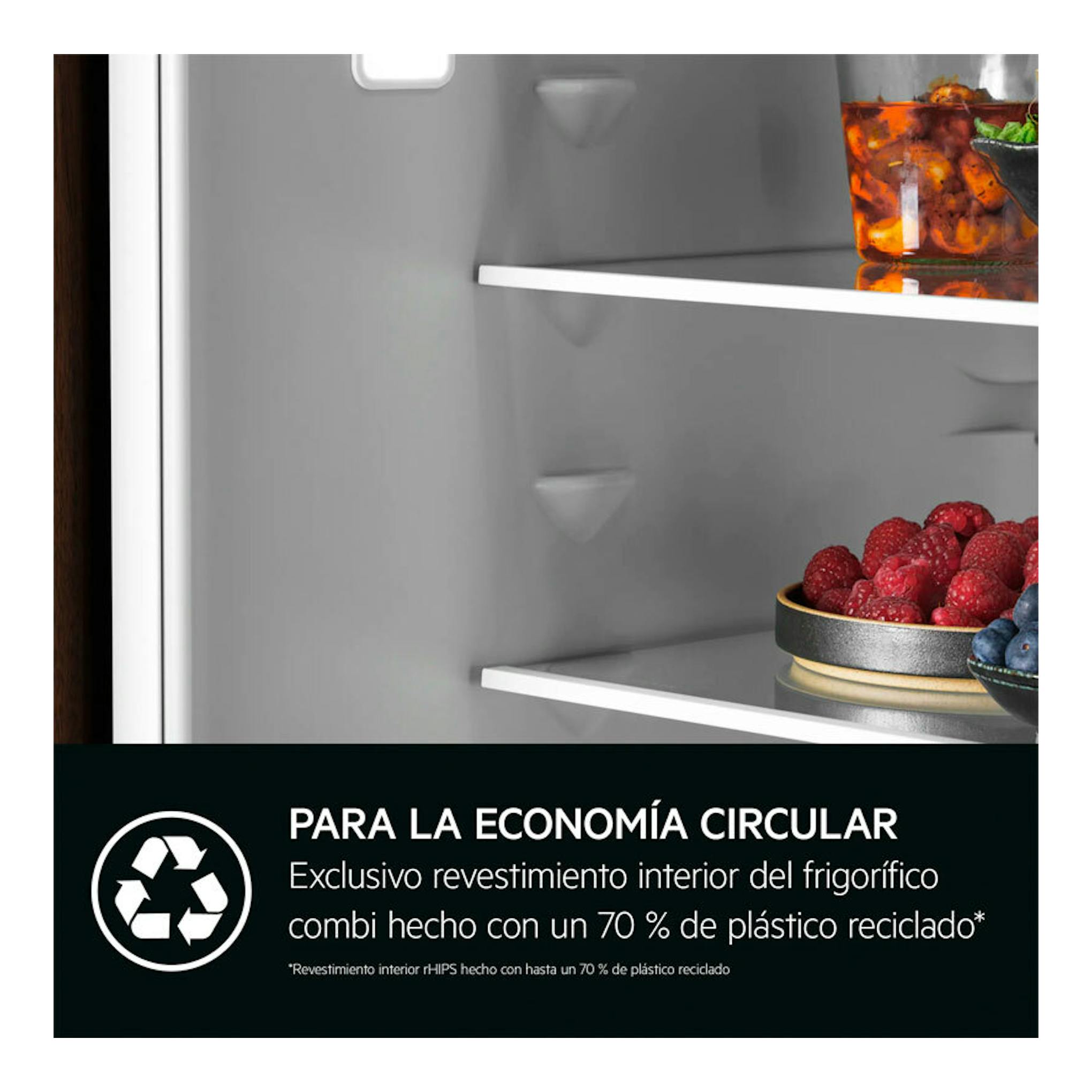 Interior de frigorífico combi integrable AEG TC7CS181ES, con baldas grises, fruta y texto sobre plástico reciclado.