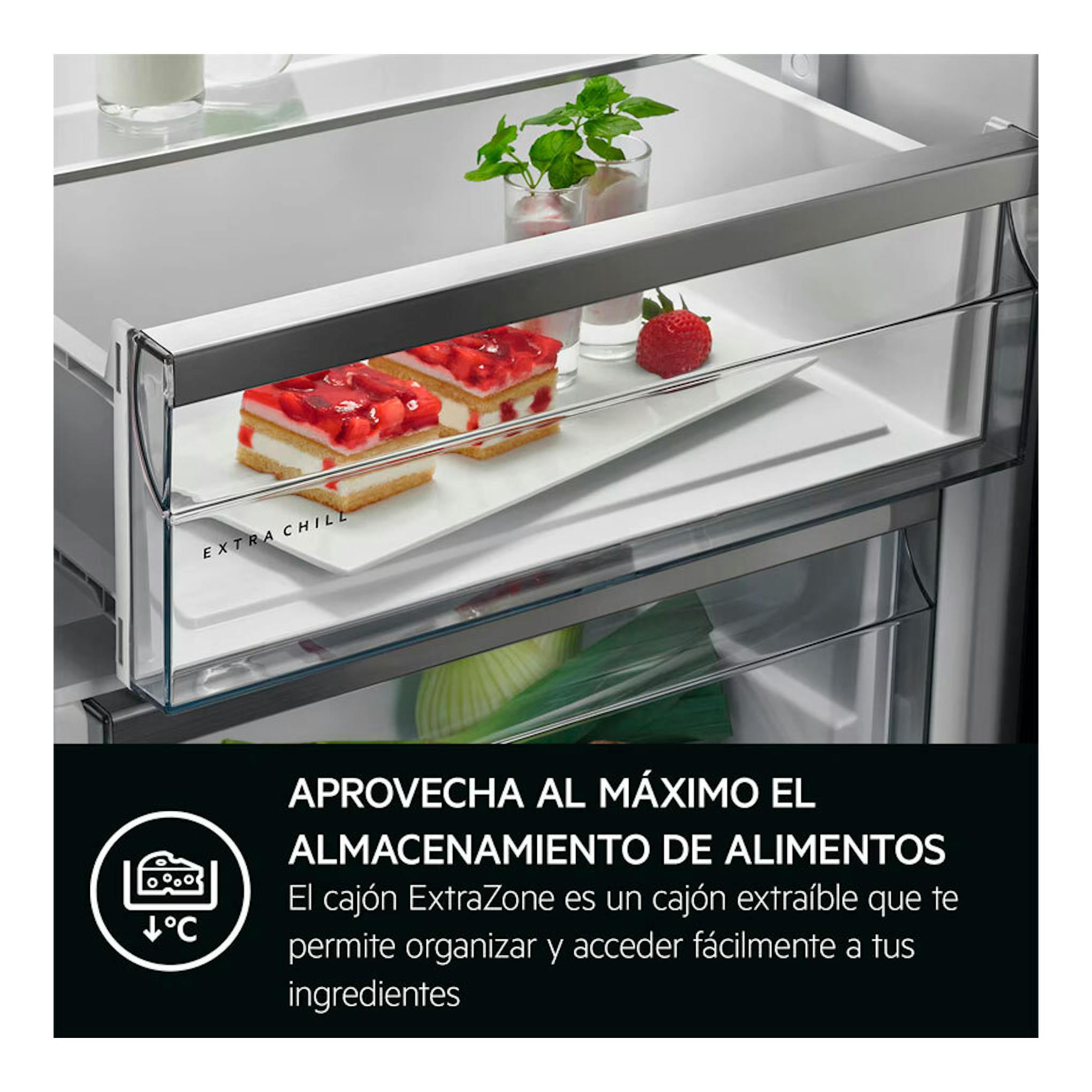 Frigorífico combi integrable AEG TC7CS181ES, cajón ExtraChill extraíble con postres y fruta, vista frontal.