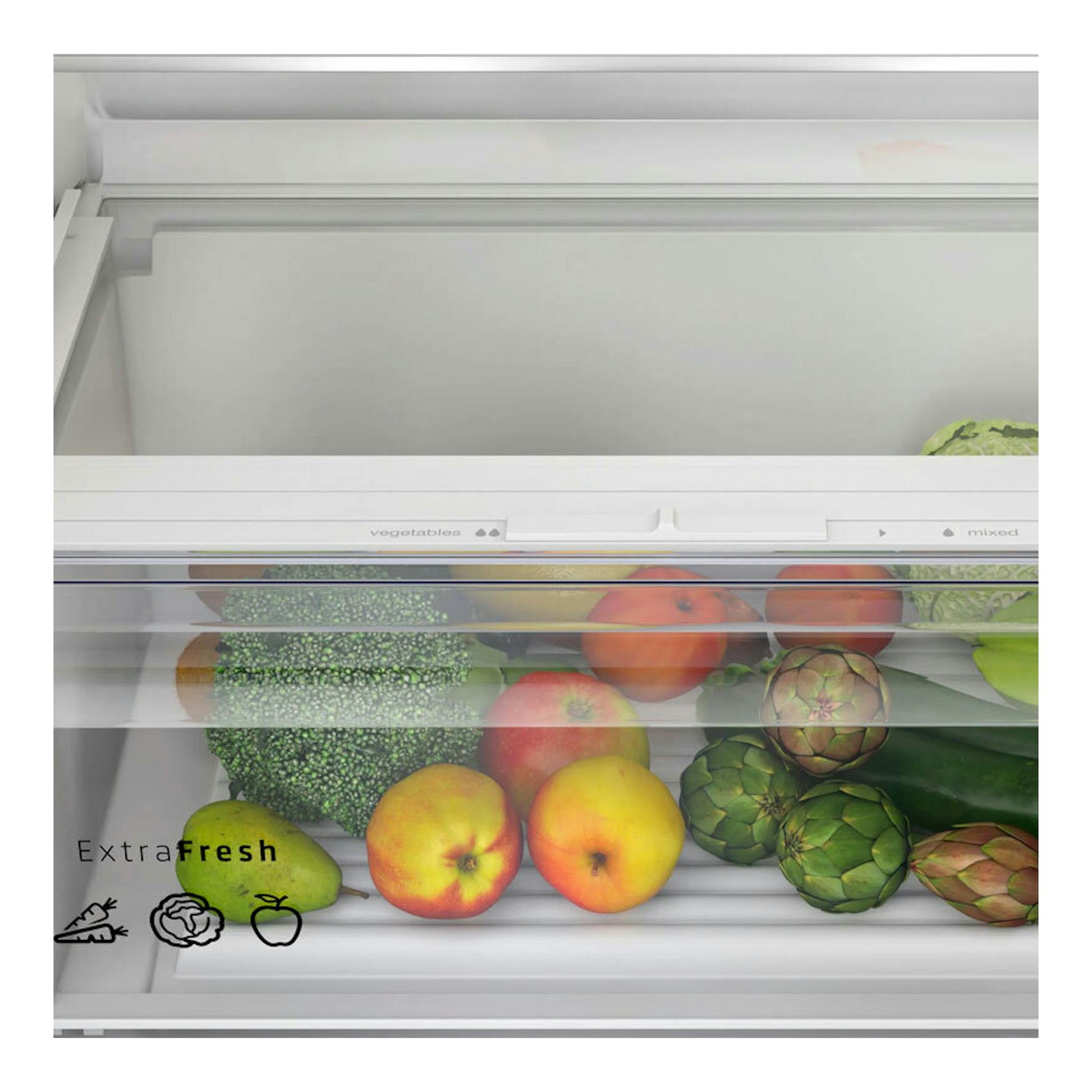 Frigorífico combi integrable Balay 3KIE901F, vista frontal del interior con frutas y verduras en cajón ExtraFresh.