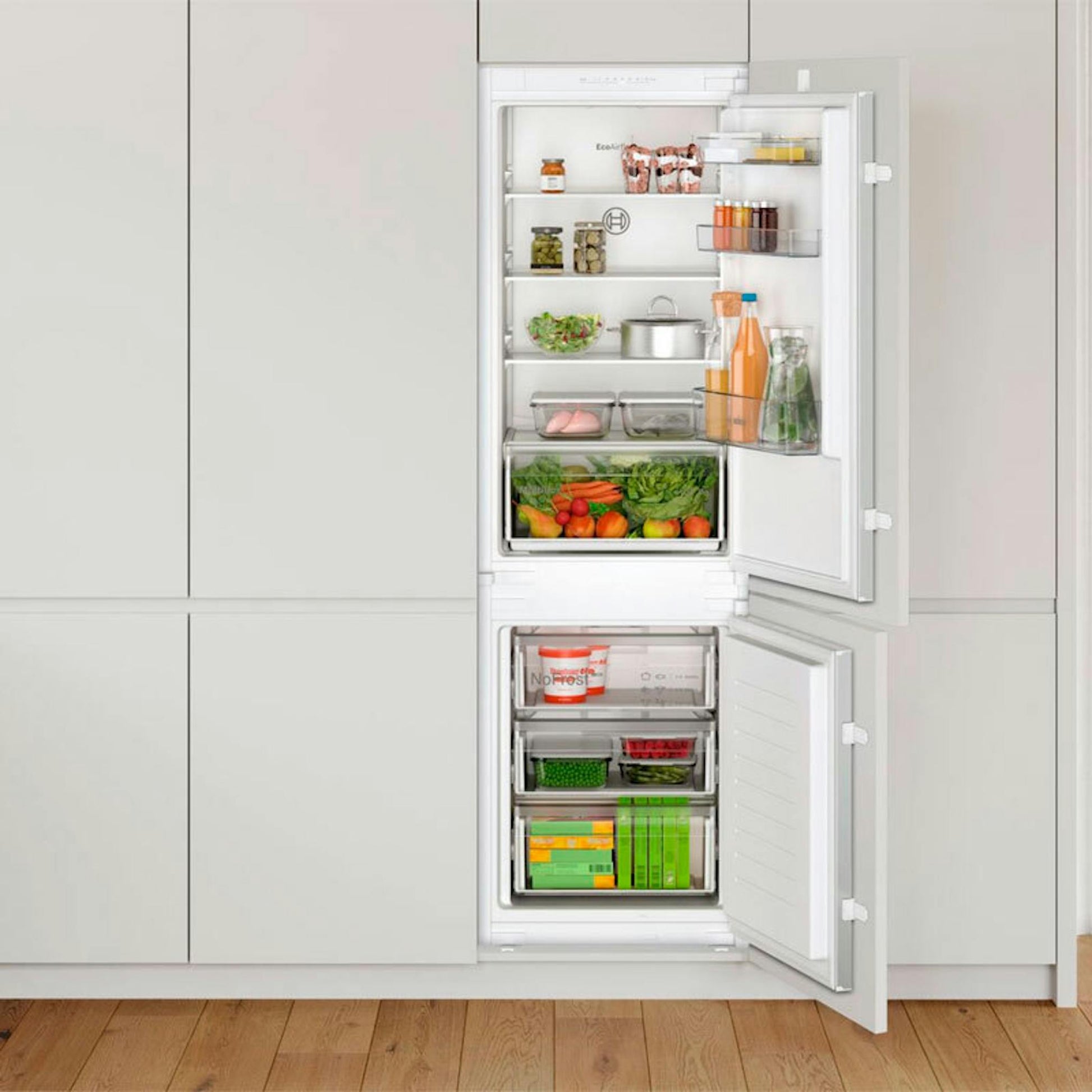 Frigorífico combi integrable Bosch KIN86NSE0 abierto con interior visible