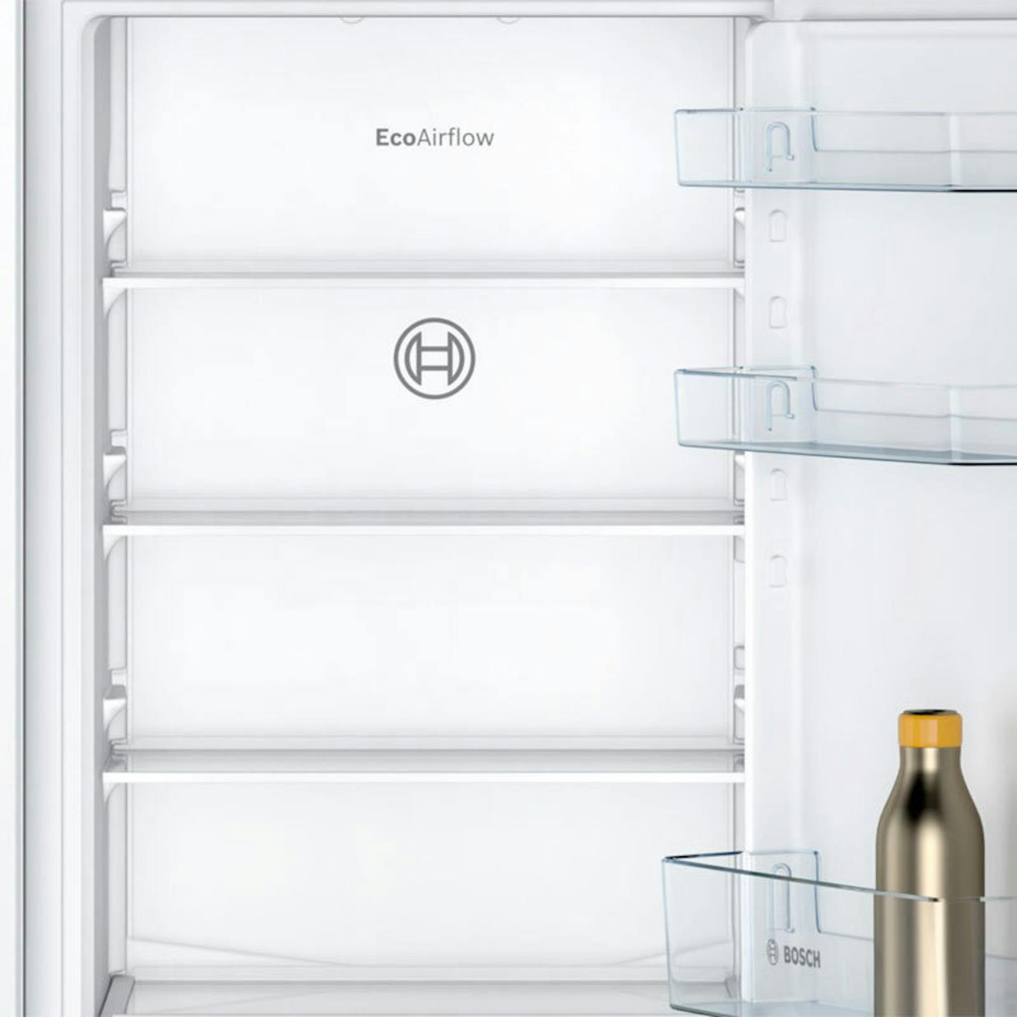 Interior del frigorífico combi integrable Bosch KIN86NSE0 con baldas y cajones transparentes