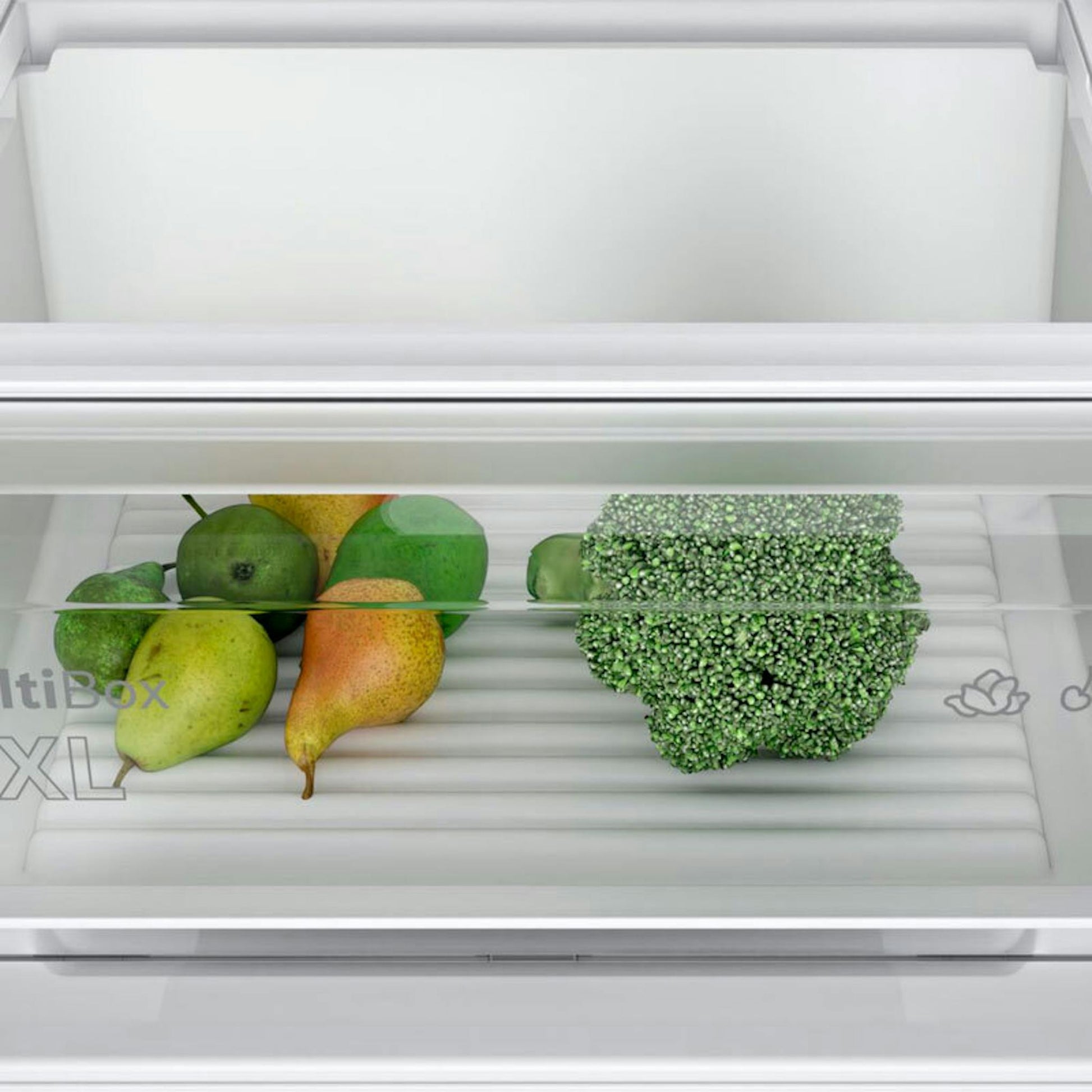 Interior del frigorífico combi integrable Bosch KIN86NSE0 con cajón para frutas y verduras