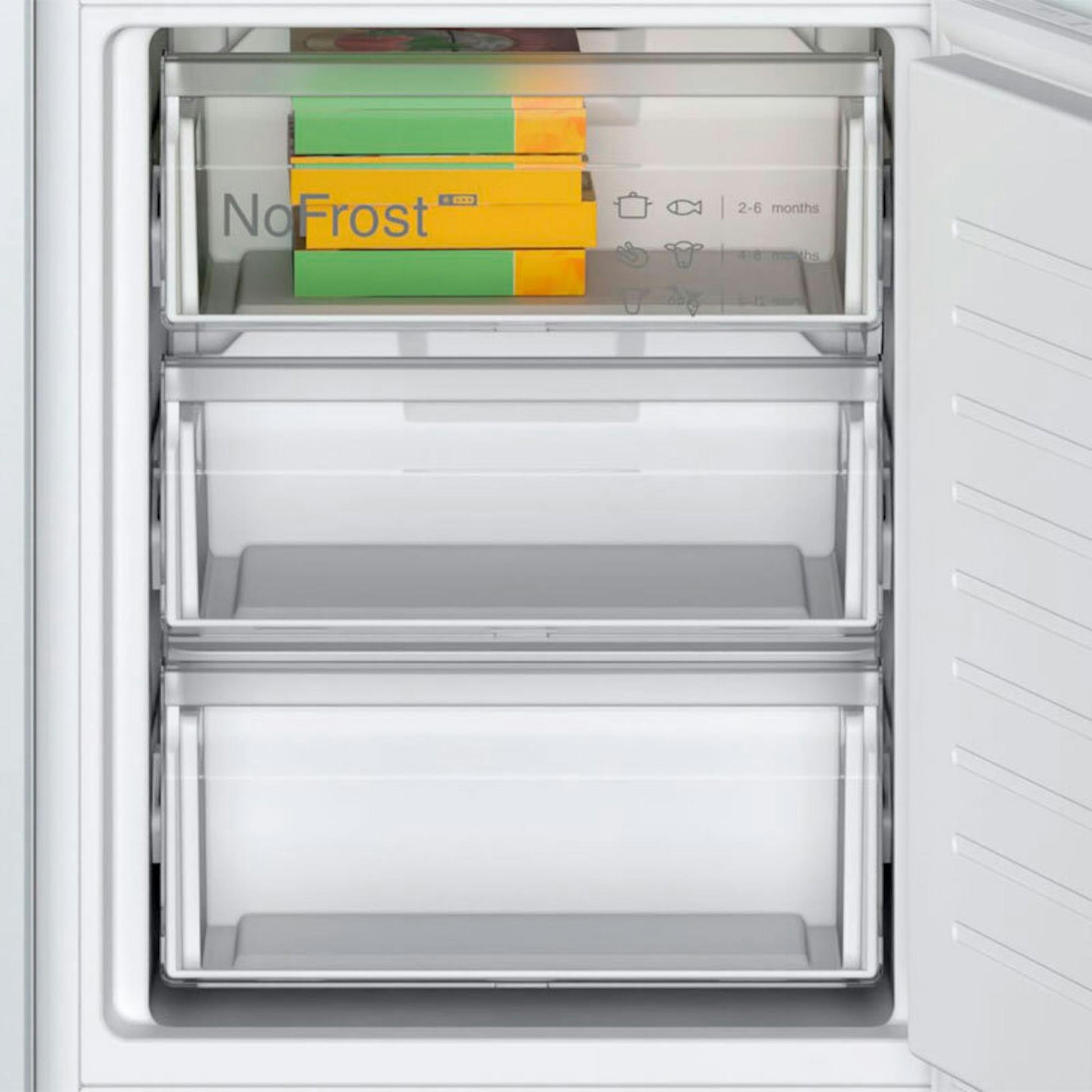 Interior del frigorífico combi integrable Bosch KIN86NSE0 con cajones del congelador abiertos