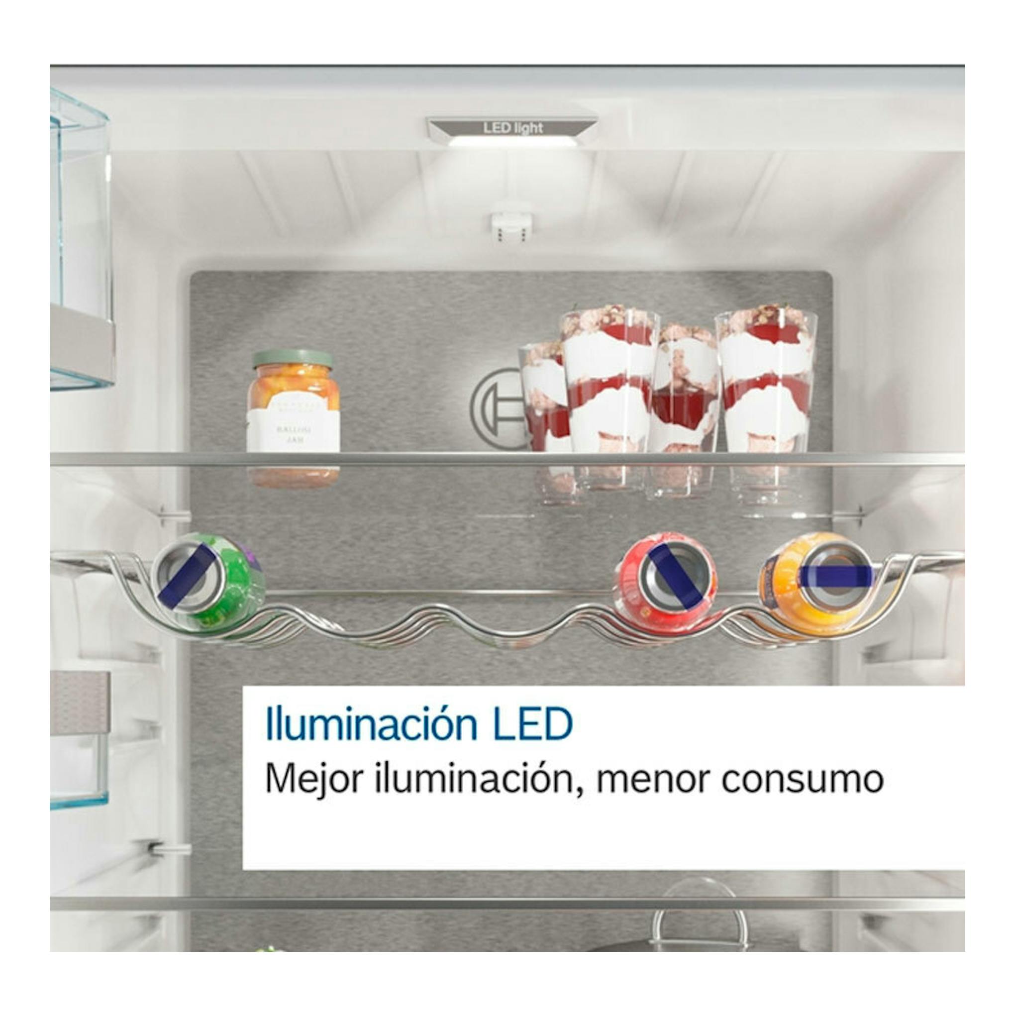 Vista frontal del interior de un frigorífico Bosch KIN86VFE0 con estantes, botellas y vasos, e iluminación LED.