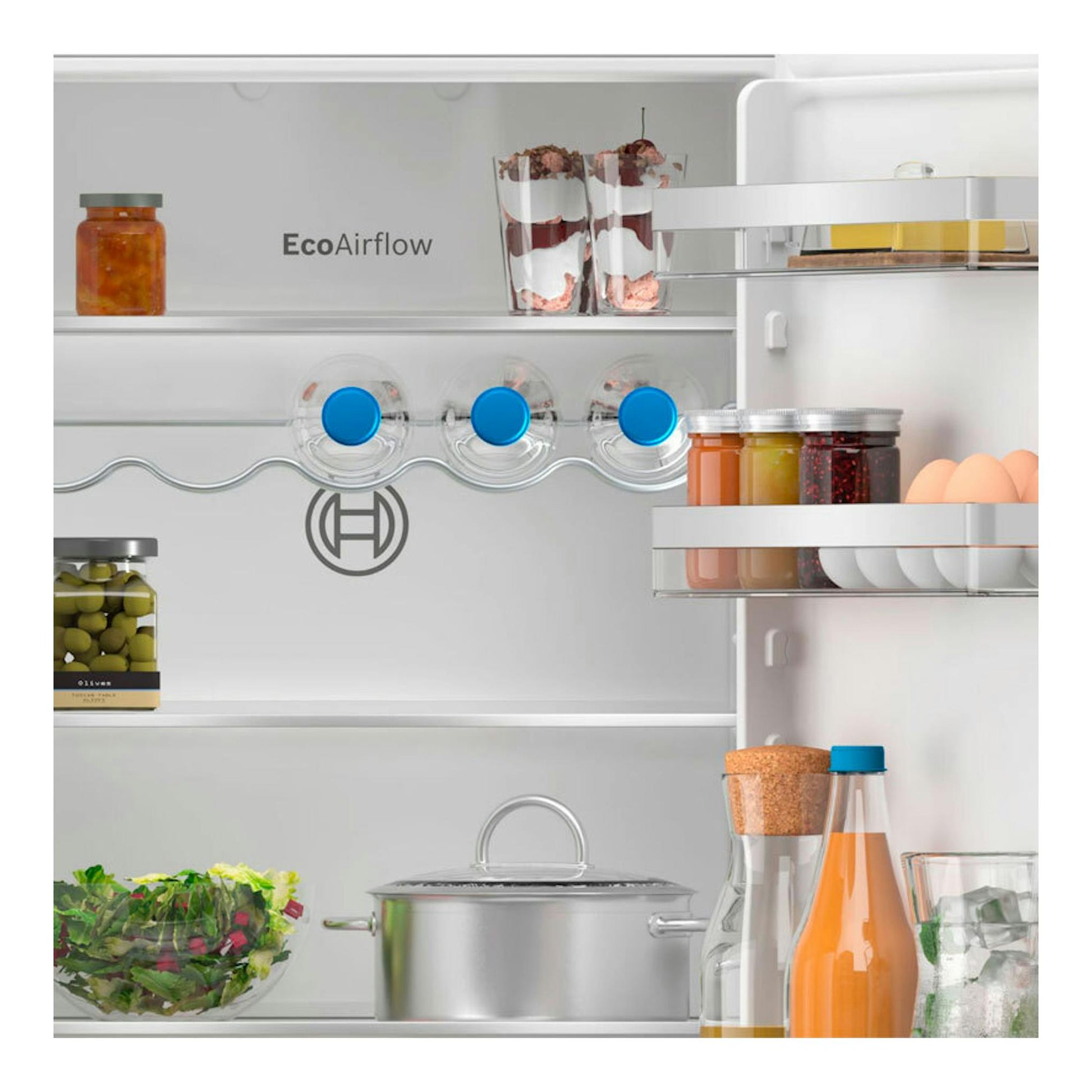 Interior de frigorífico combi integrable Bosch KIN86VSE0, vista frontal, con estantes y alimentos.