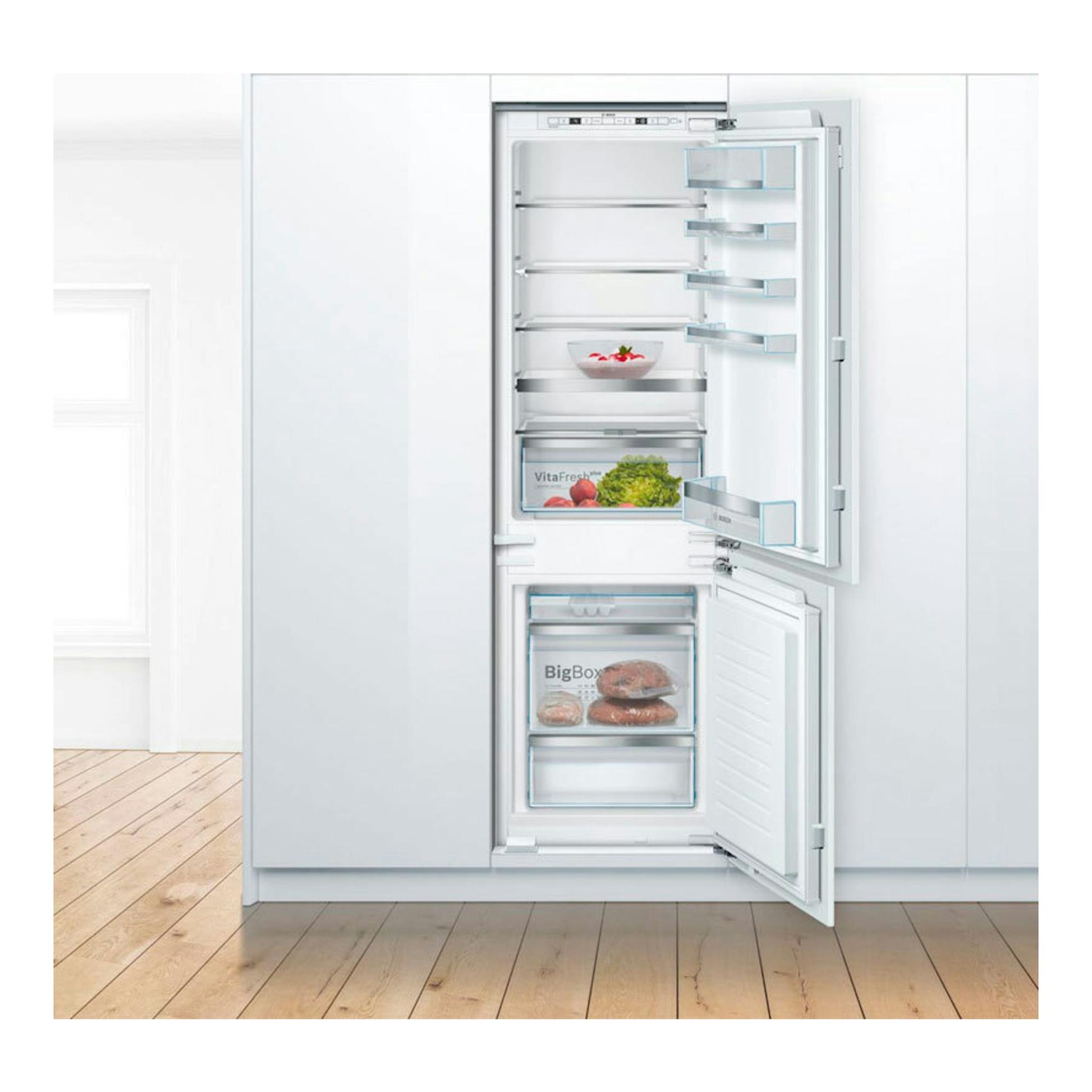 Frigorífico combi integrable Bosch KIS86AFE0 blanco, abierto, con frigorífico arriba y congelador abajo.