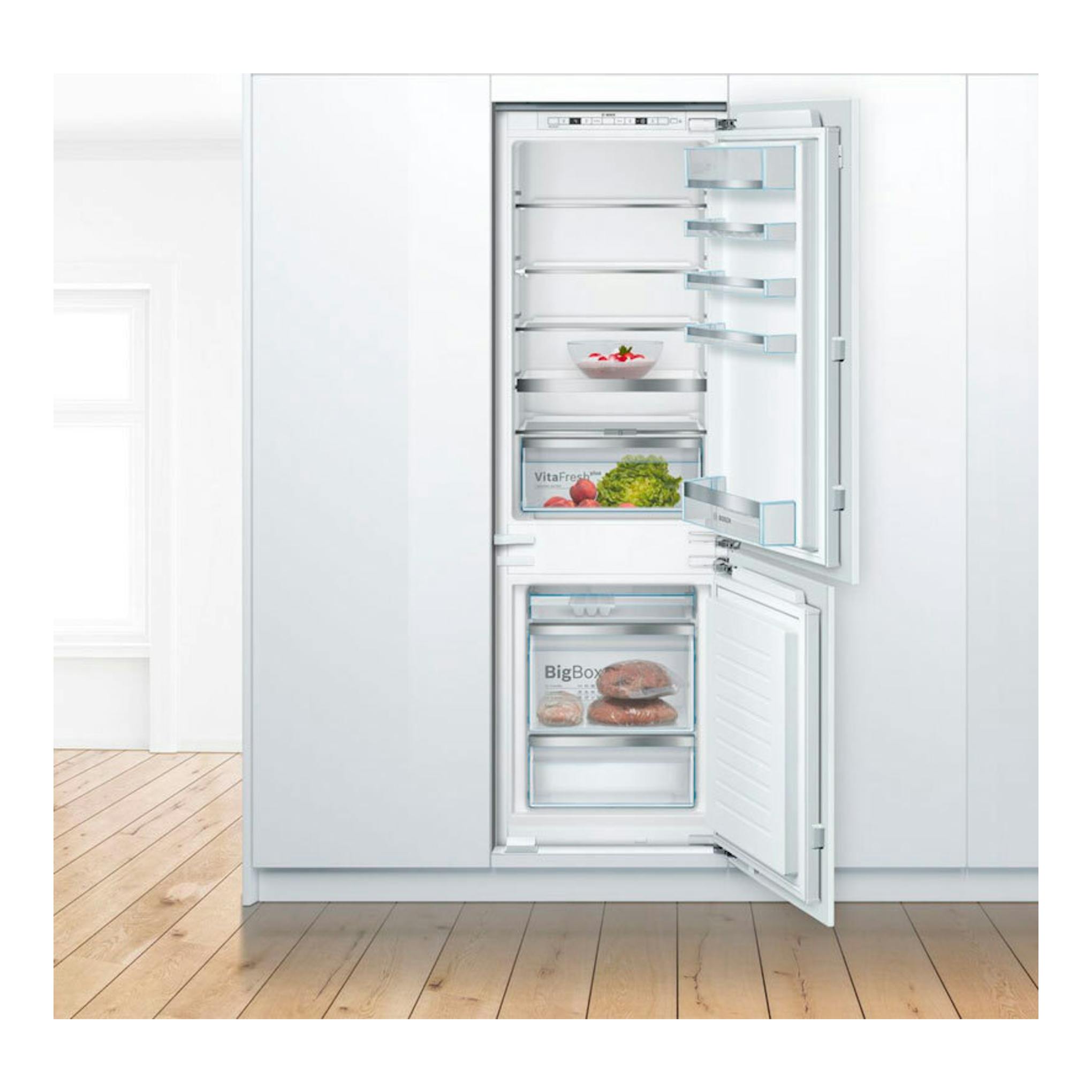Frigorífico combi integrable Bosch KIS86AFE0 blanco, abierto, con frigorífico arriba y congelador abajo.