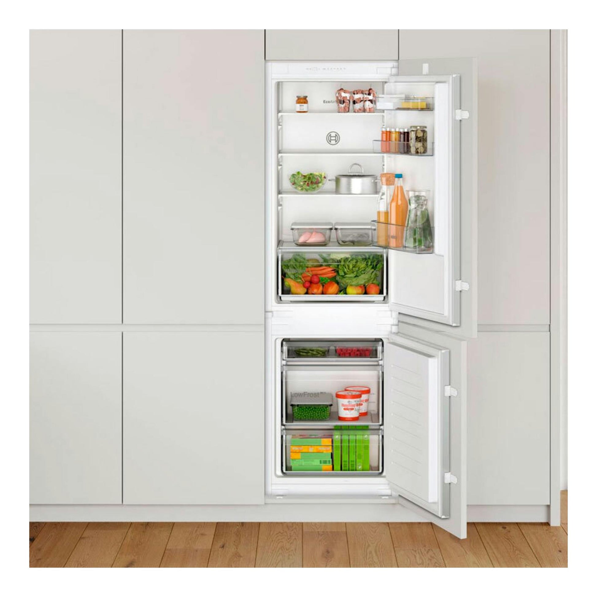 Frigorífico combi integrable Bosch KIV86NSE0 blanco, abierto de frente, con alimentos visibles.