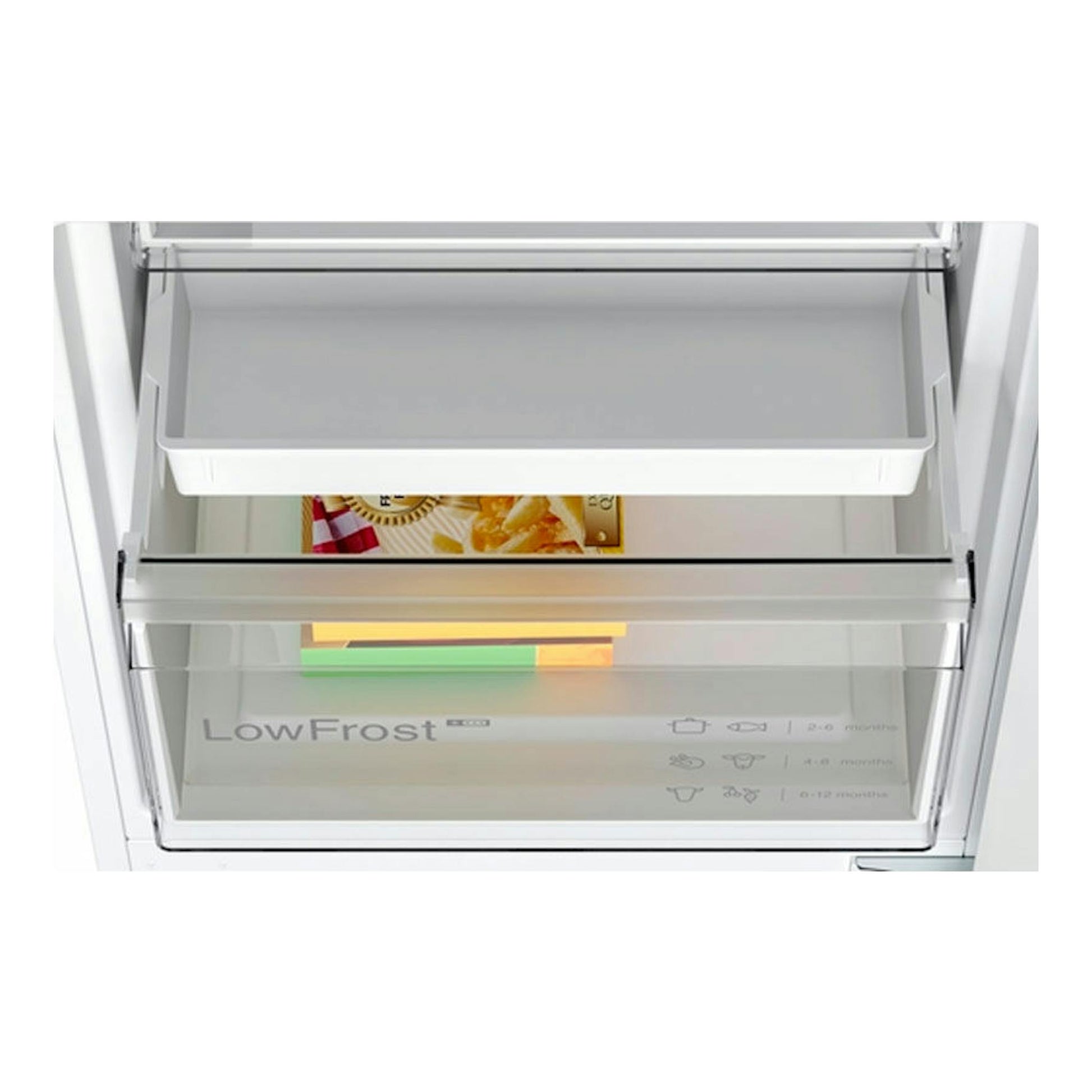 Bosch KIV86VSE0, vista frontal del interior de un frigorífico combi integrable blanco con cajón LowFrost.