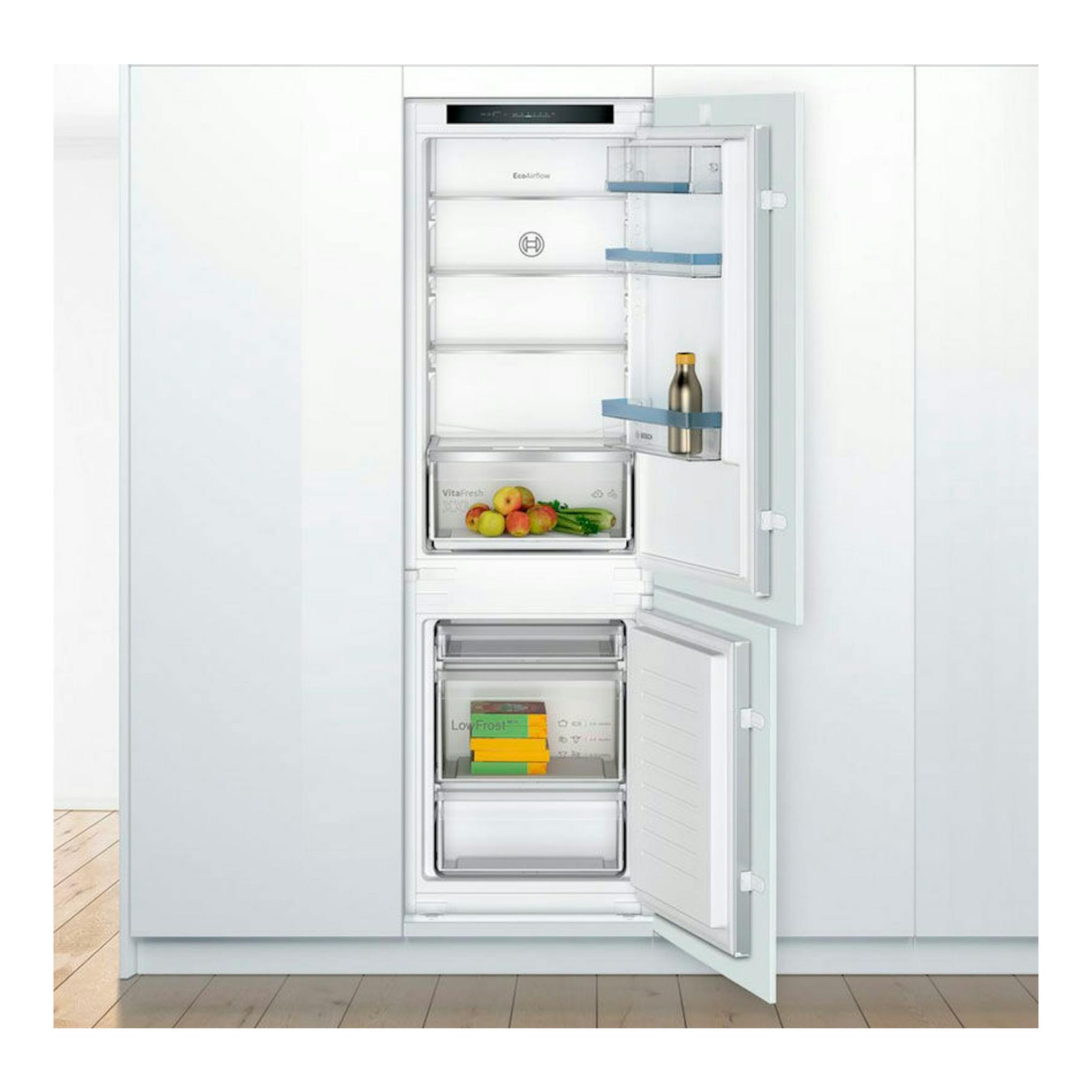 Frigorífico combi integrable Bosch KIV86VSE0, vista frontal abierta, interior blanco con baldas y cajones.