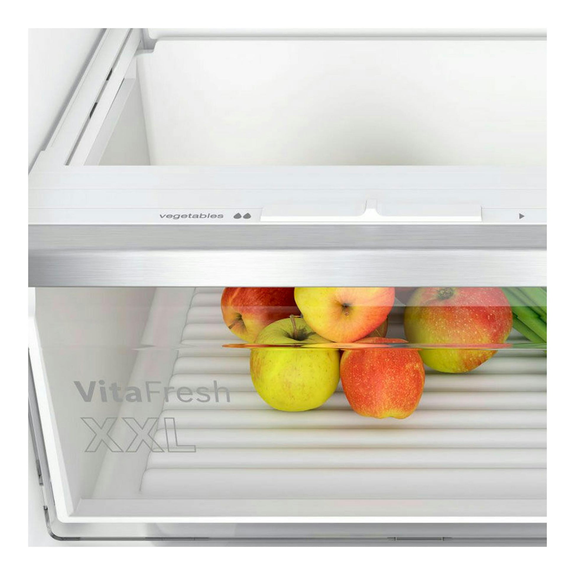 Bosch KIV86VSE0, interior de frigorífico combi blanco con cajón VitaFresh y manzanas, vista frontal.