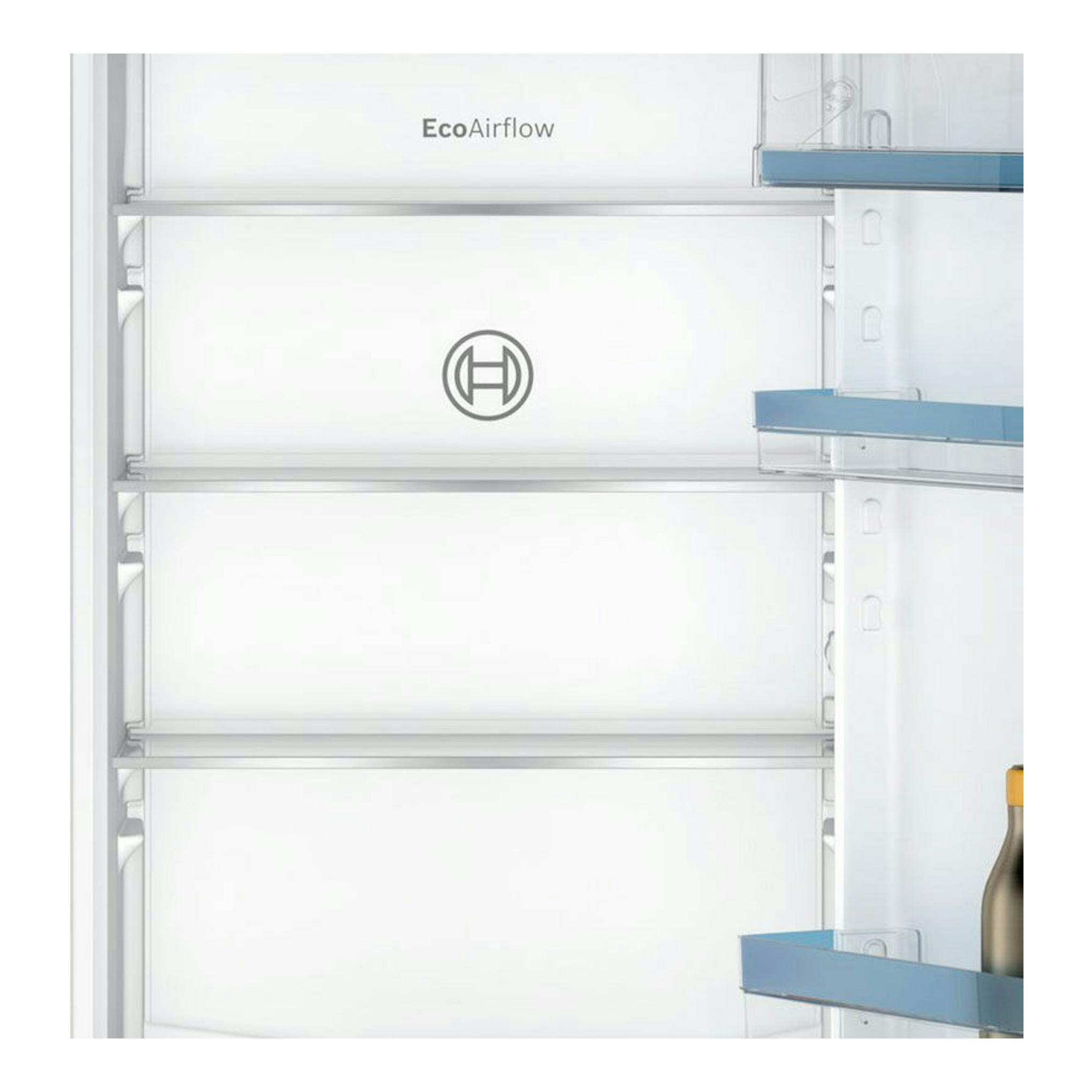Interior de frigorífico combi integrable Bosch KIV86VSE0, con estantes blancos y baldas de puerta azules.
