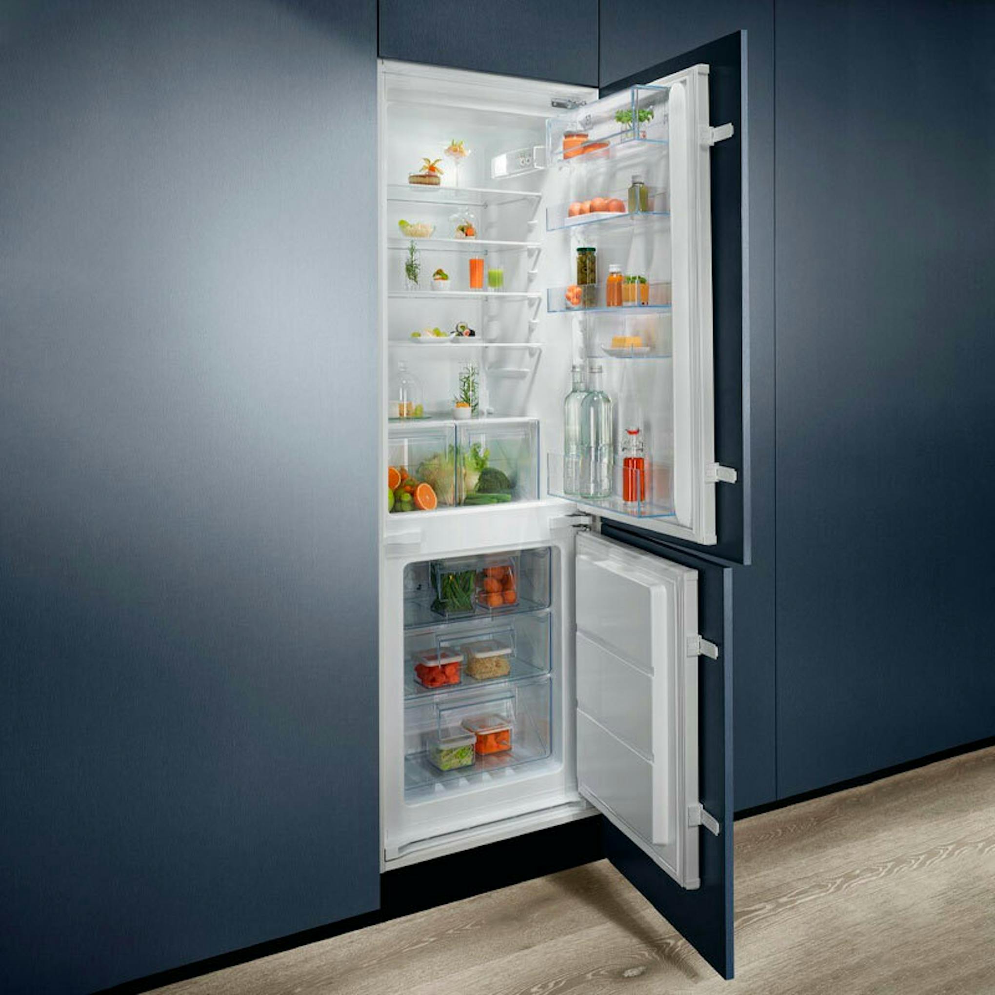 Frigorífico combi integrable Electrolux ENT6NE18S con puertas abiertas