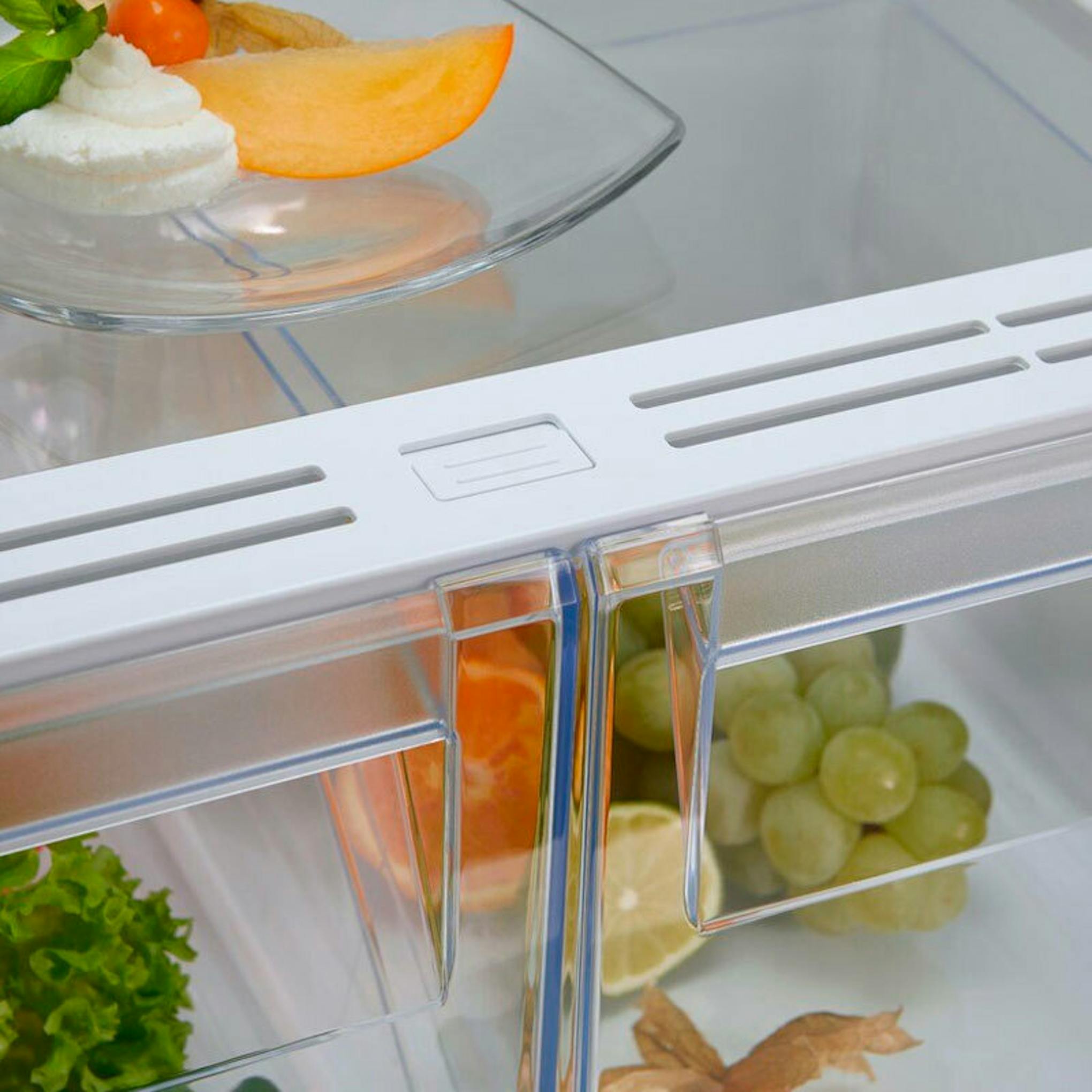 Interior de frigorífico combi integrable Electrolux ENT6NE18S con estantes y alimentos
