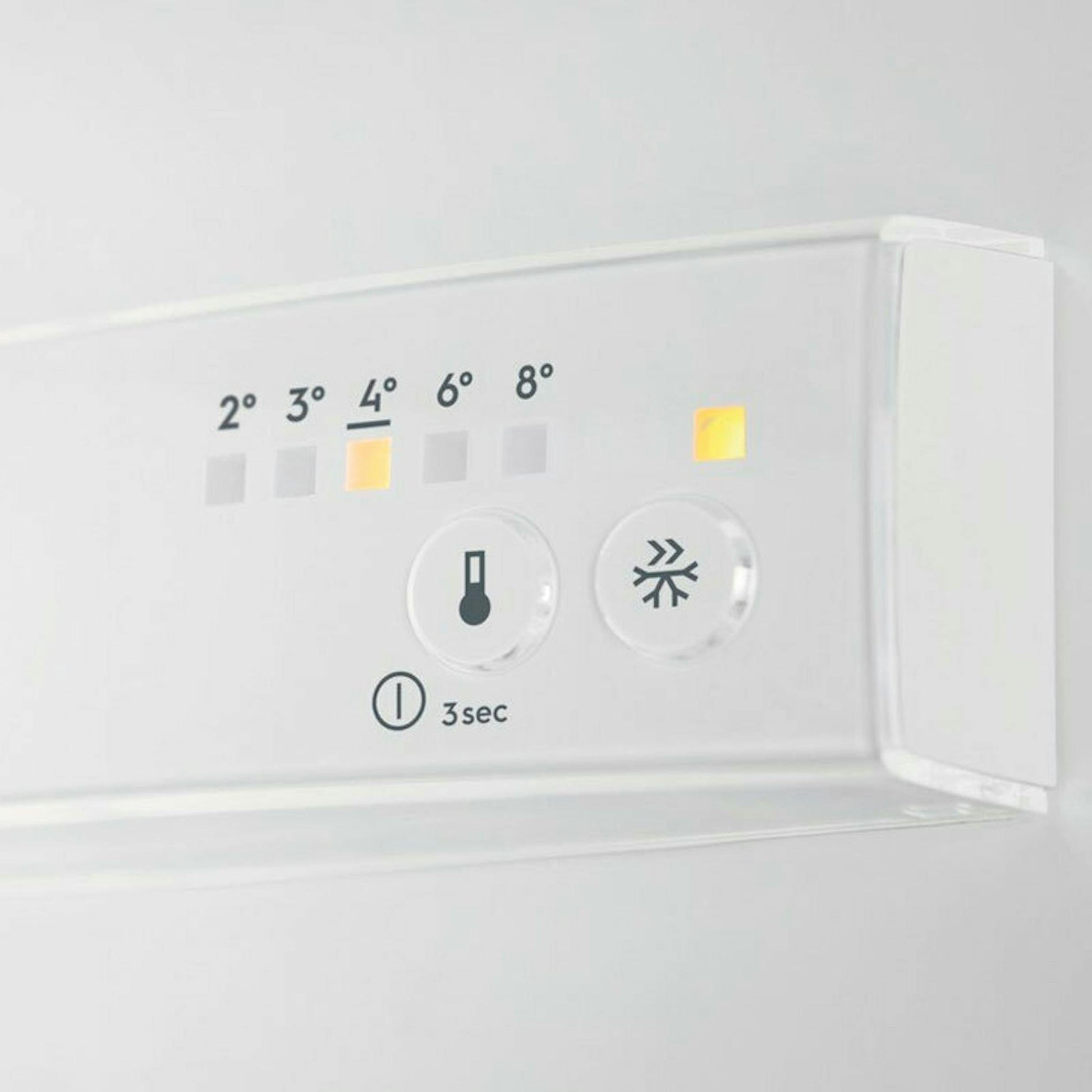 Detalle del panel de control del frigorífico combi integrable Electrolux ENT6NE18S