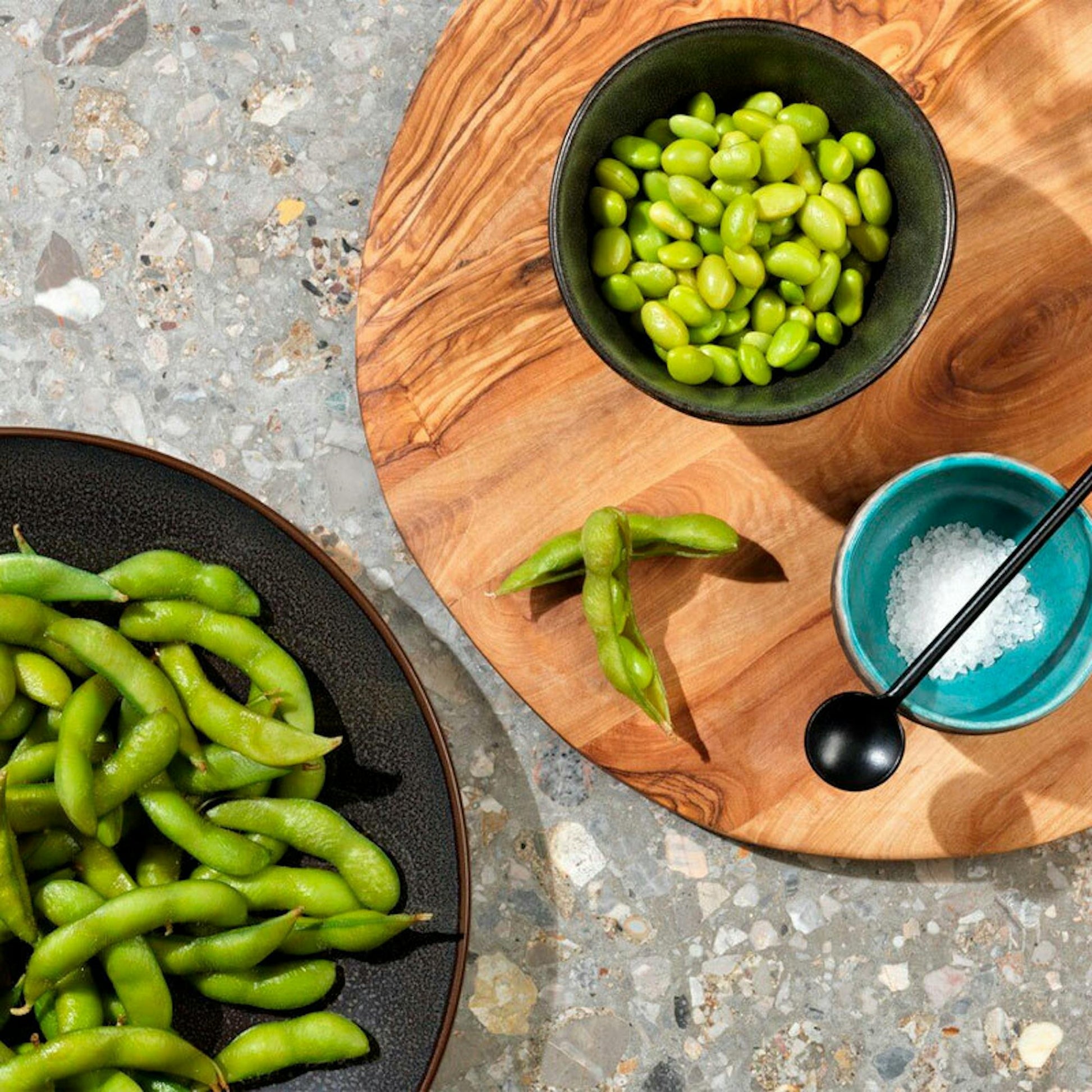 Boles de edamame sobre una mesa de piedra