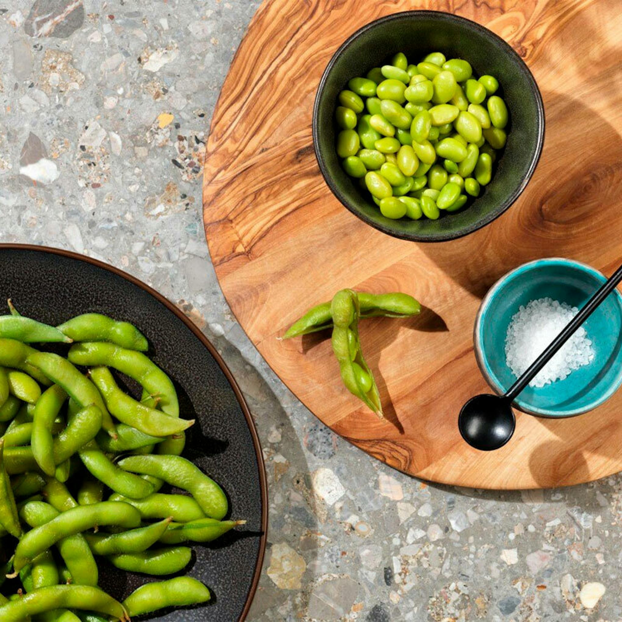 Boles de edamame sobre una mesa de piedra