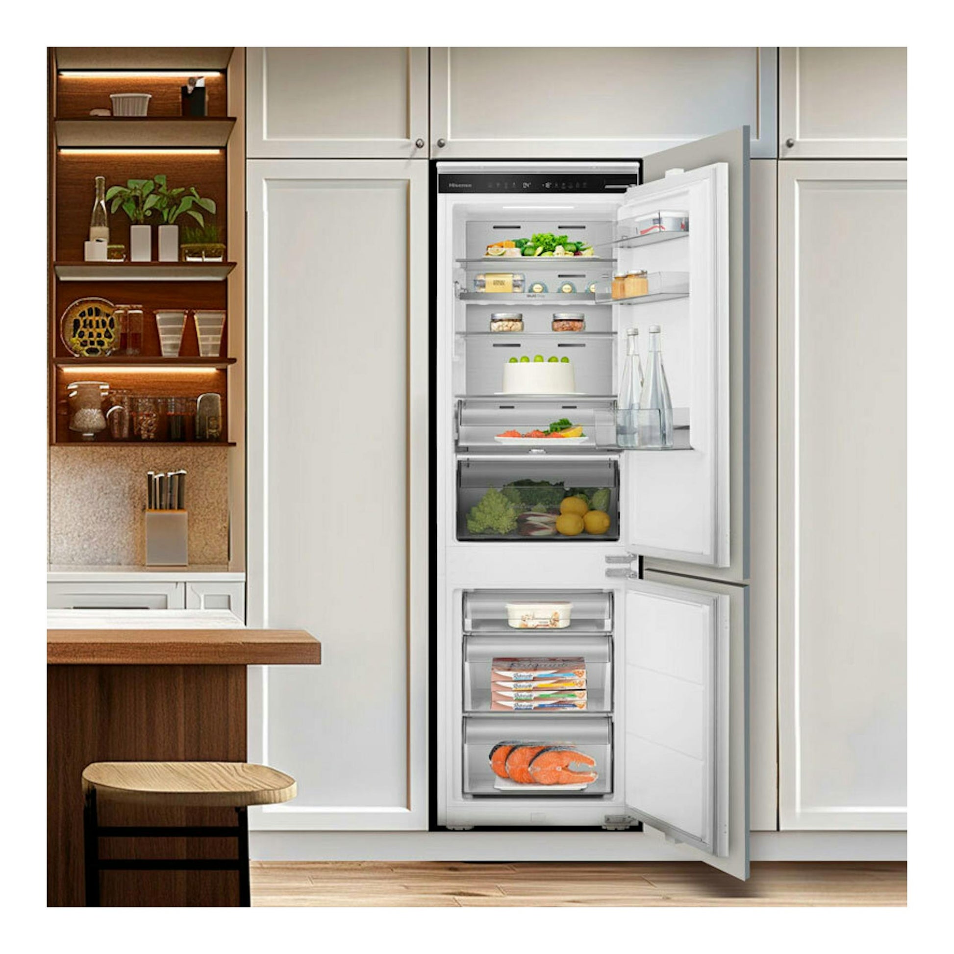 Frigorífico combi integrable Hisense RB3B250SAWE blanco, visto de frente con puertas abiertas en una cocina.