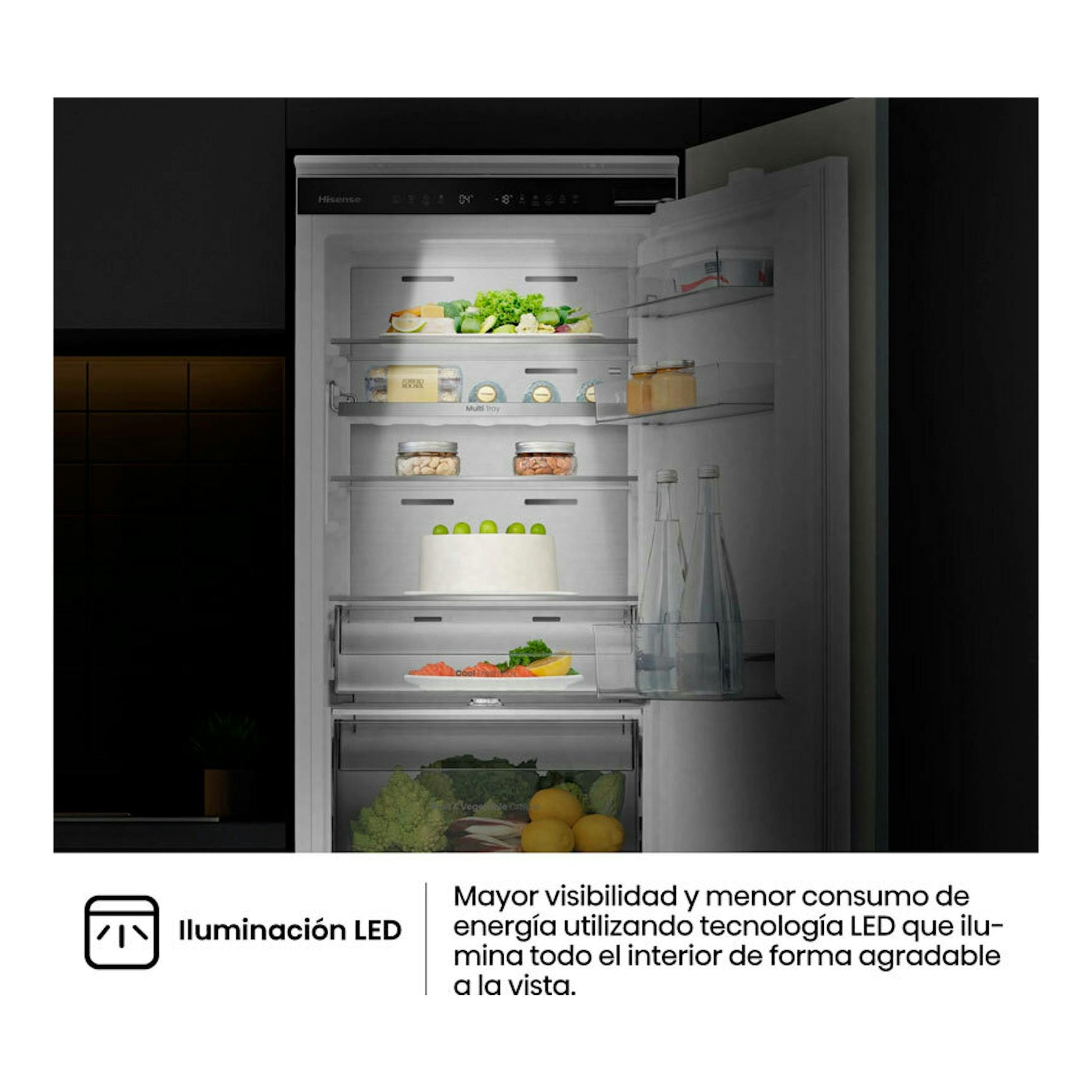 Frigorífico combi integrable Hisense RB3B250SAWE, vista frontal con puerta abierta e interior iluminado.