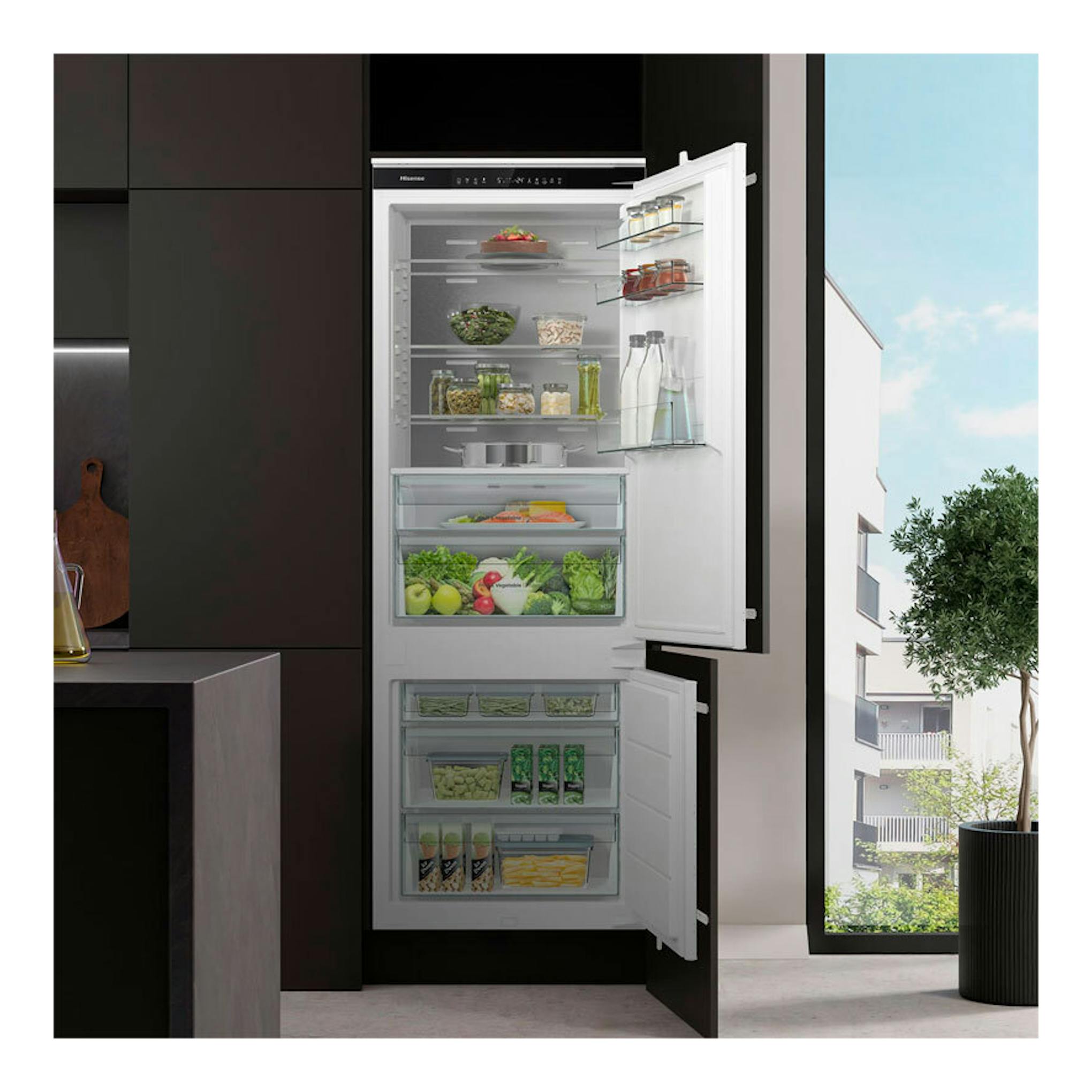 Frigorífico combi integrable Hisense RB3B370SAWD1, vista frontal abierto, interior blanco con dos puertas.