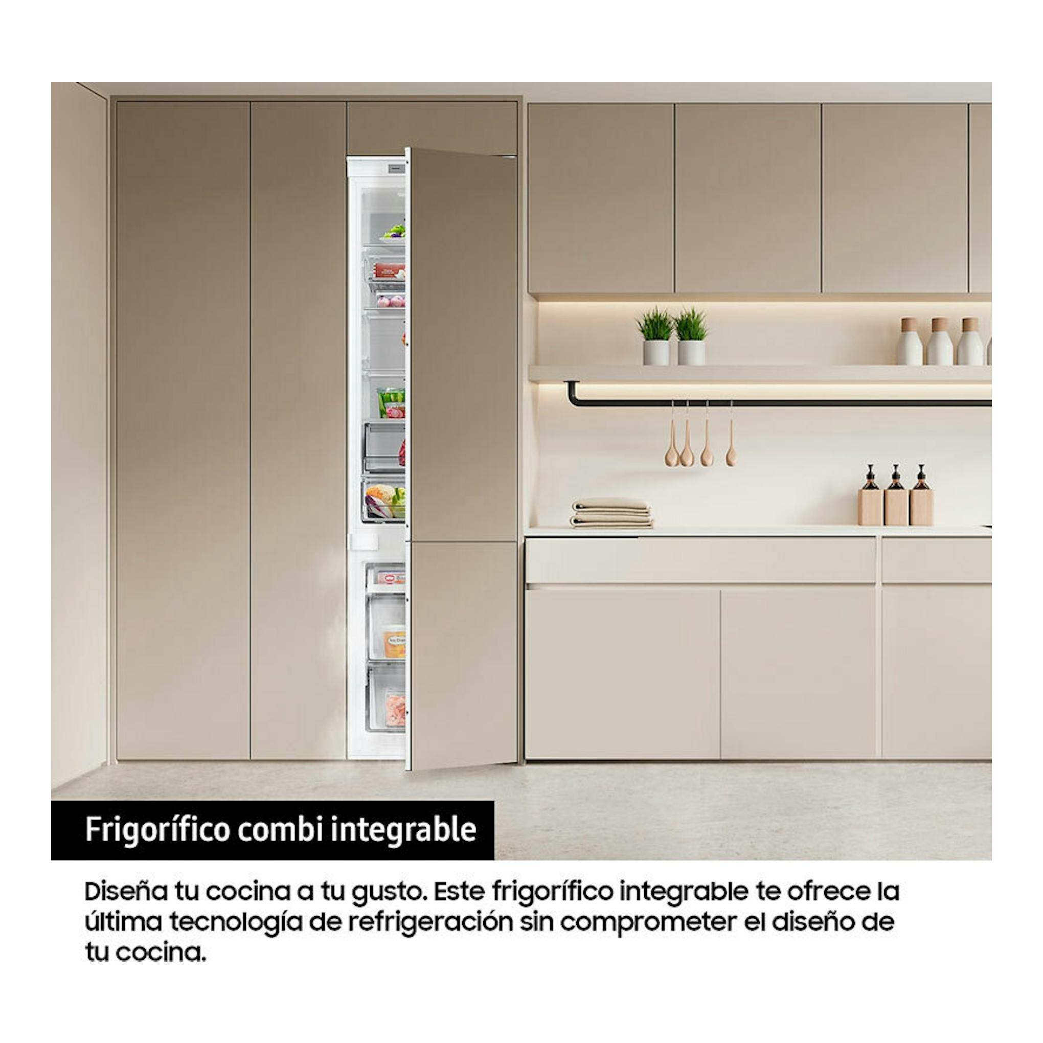 Frigorífico combi integrable Samsung BRB70F26DES0EF empotrado en cocina beige, puerta abierta, vista frontal.
