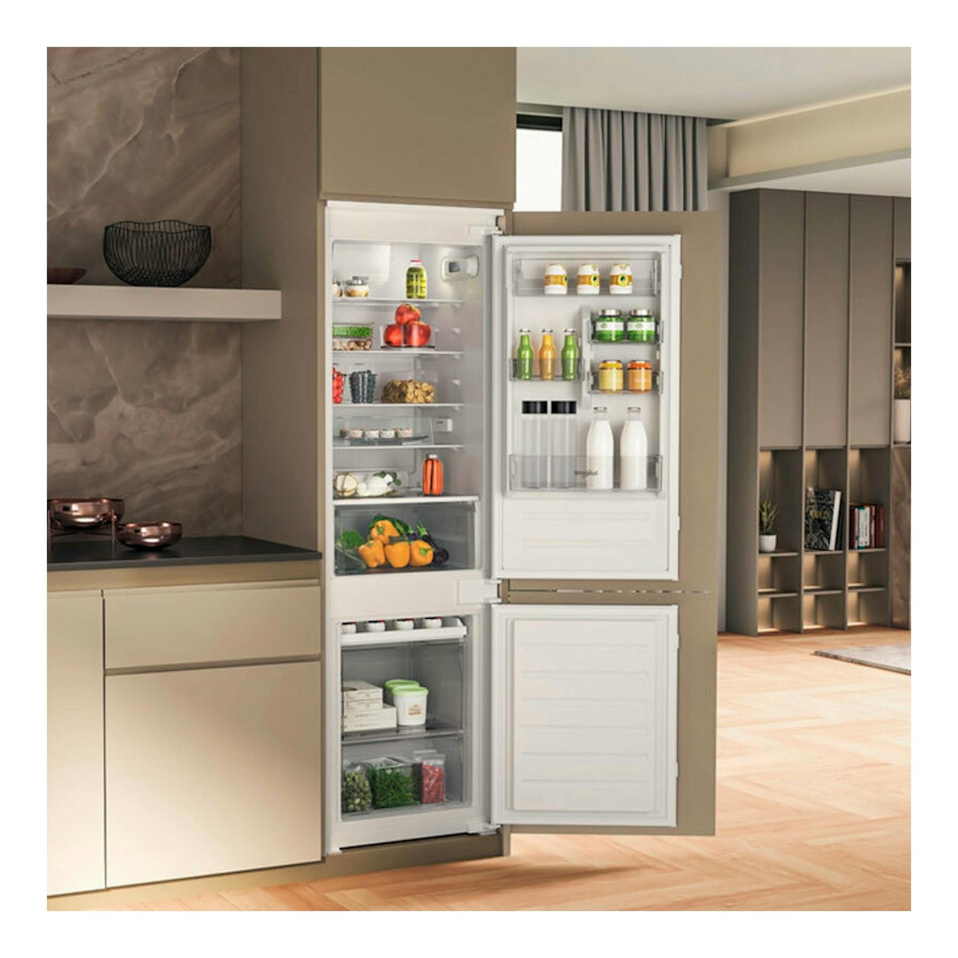 Frigorífico combi integrable Whirlpool WHC18D031A1 abierto, vista frontal en cocina moderna.