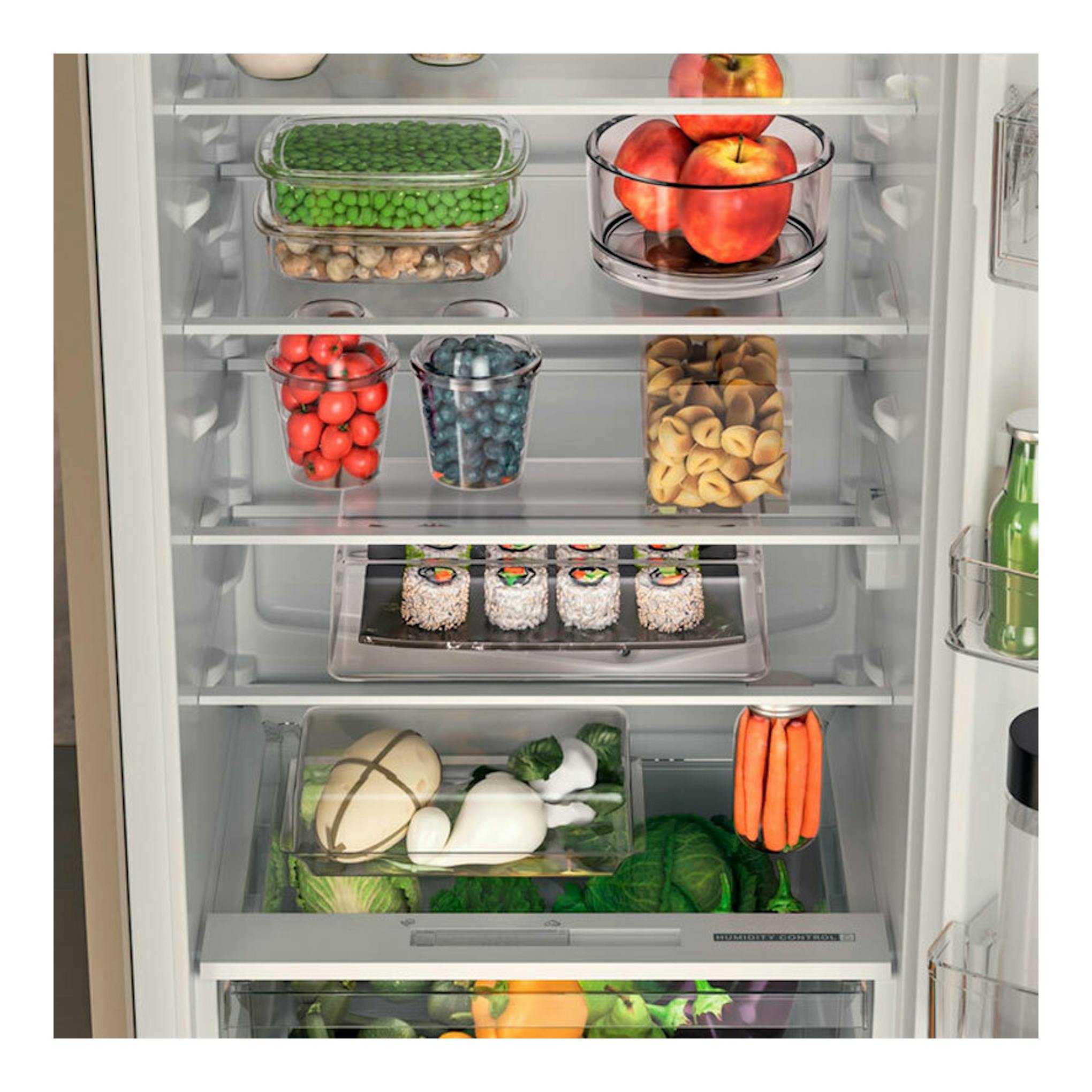 Interior de frigorífico Whirlpool WHC18D031A1 con estantes de vidrio y frutas y verduras organizadas.