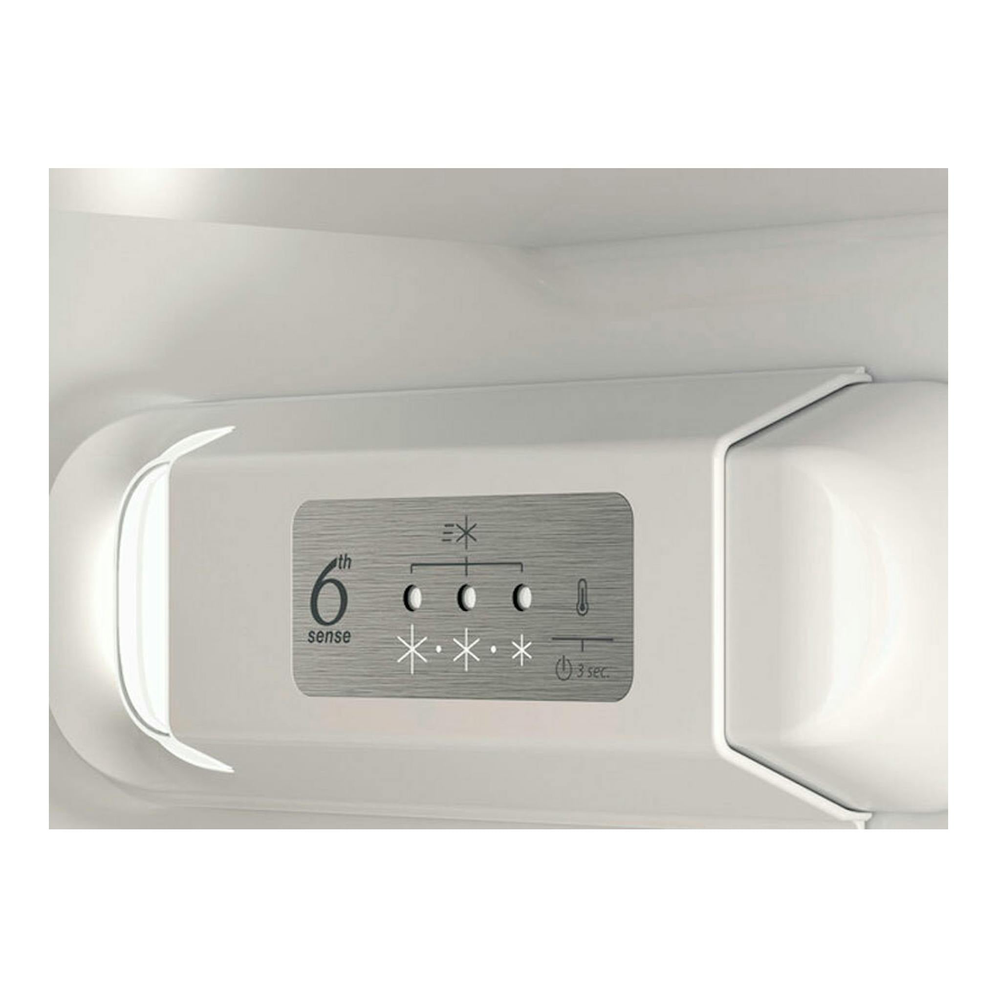 Panel de control blanco de un frigorífico integrable Whirlpool WHC18D031A1, vista frontal con 6th Sense.