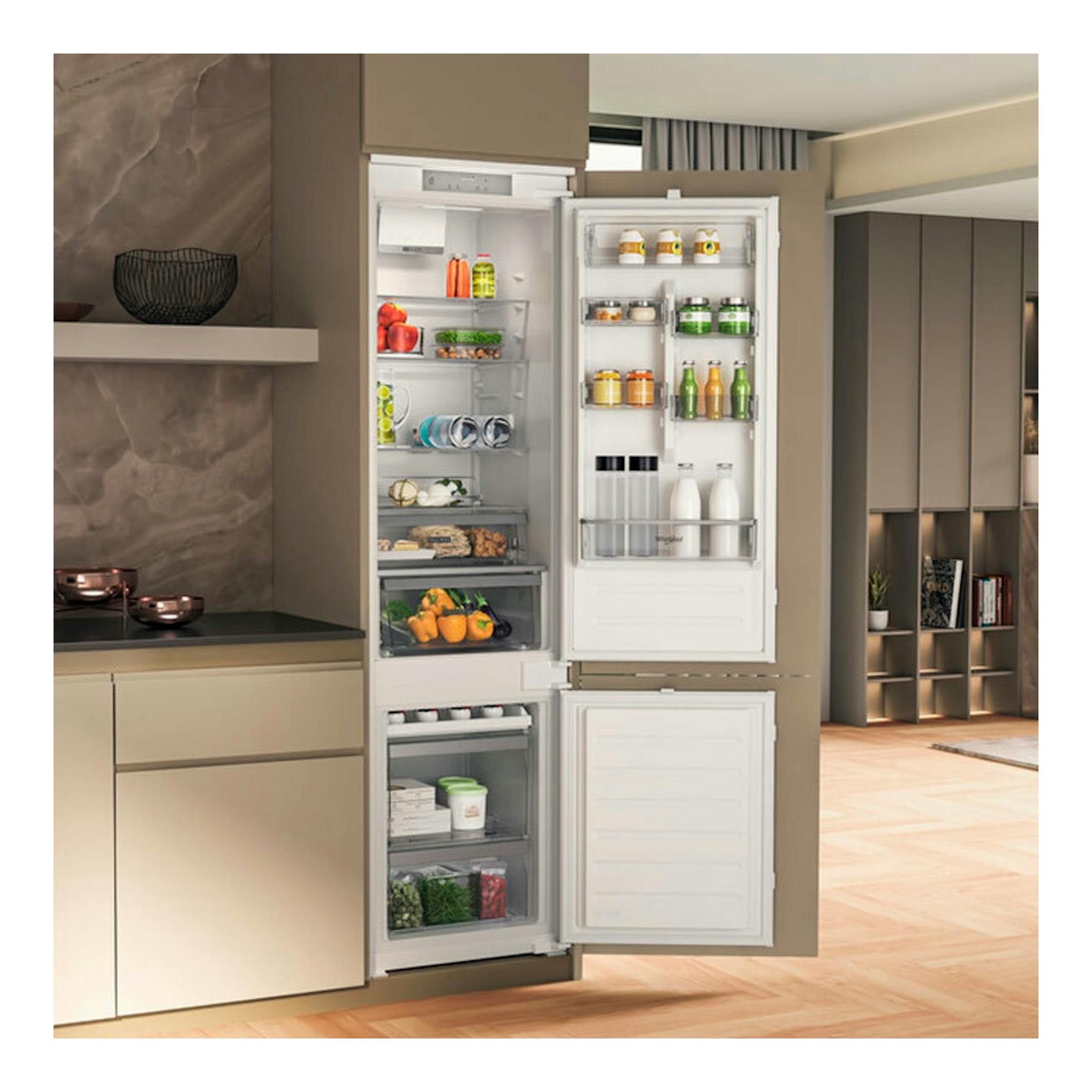 Frigorífico combi integrable Whirlpool WHC20D013D1, vista frontal abierto, con alimentos en cocina moderna.