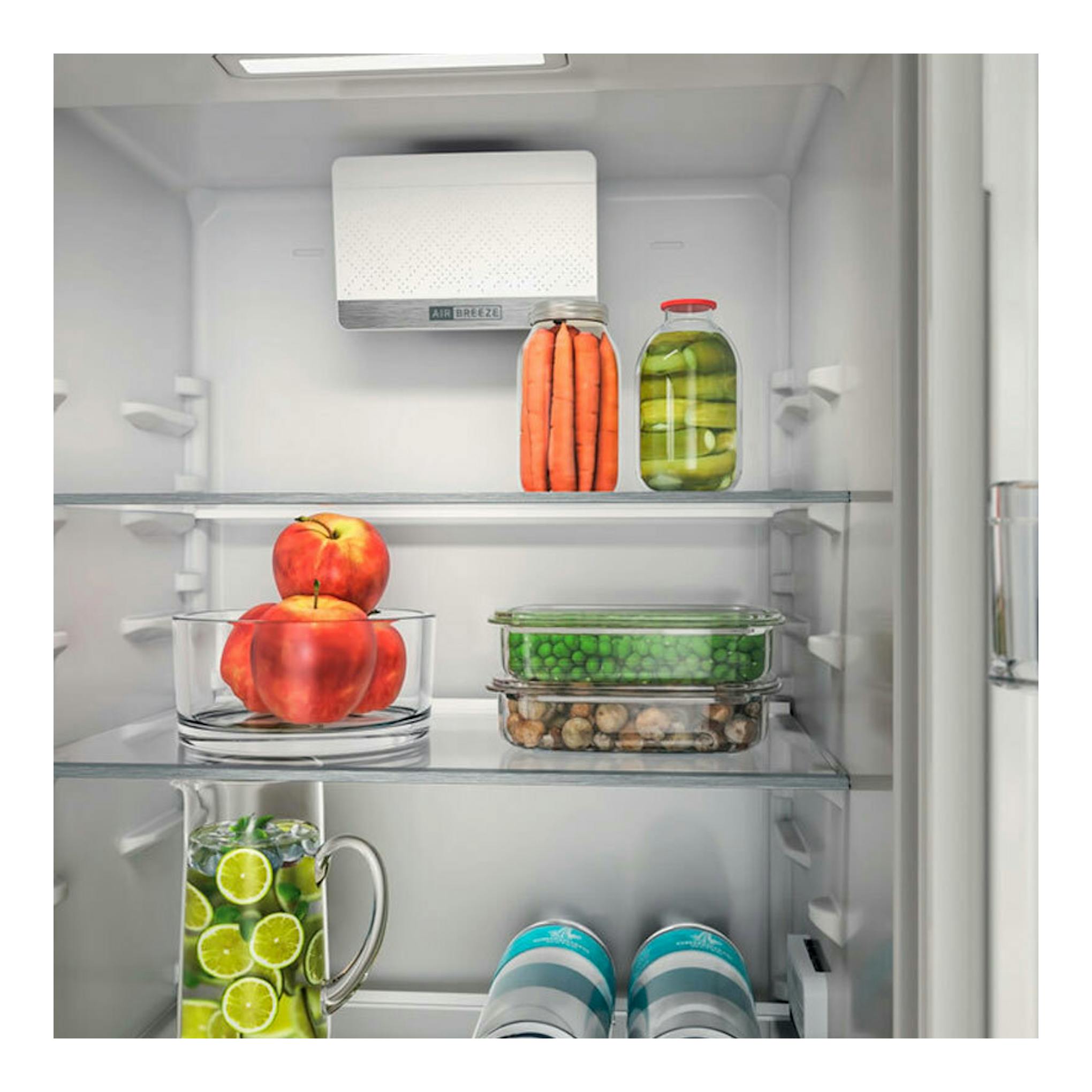 Interior de frigorífico integrable Whirlpool WHC20D013D1, vista frontal, con estantes de vidrio y alimentos.