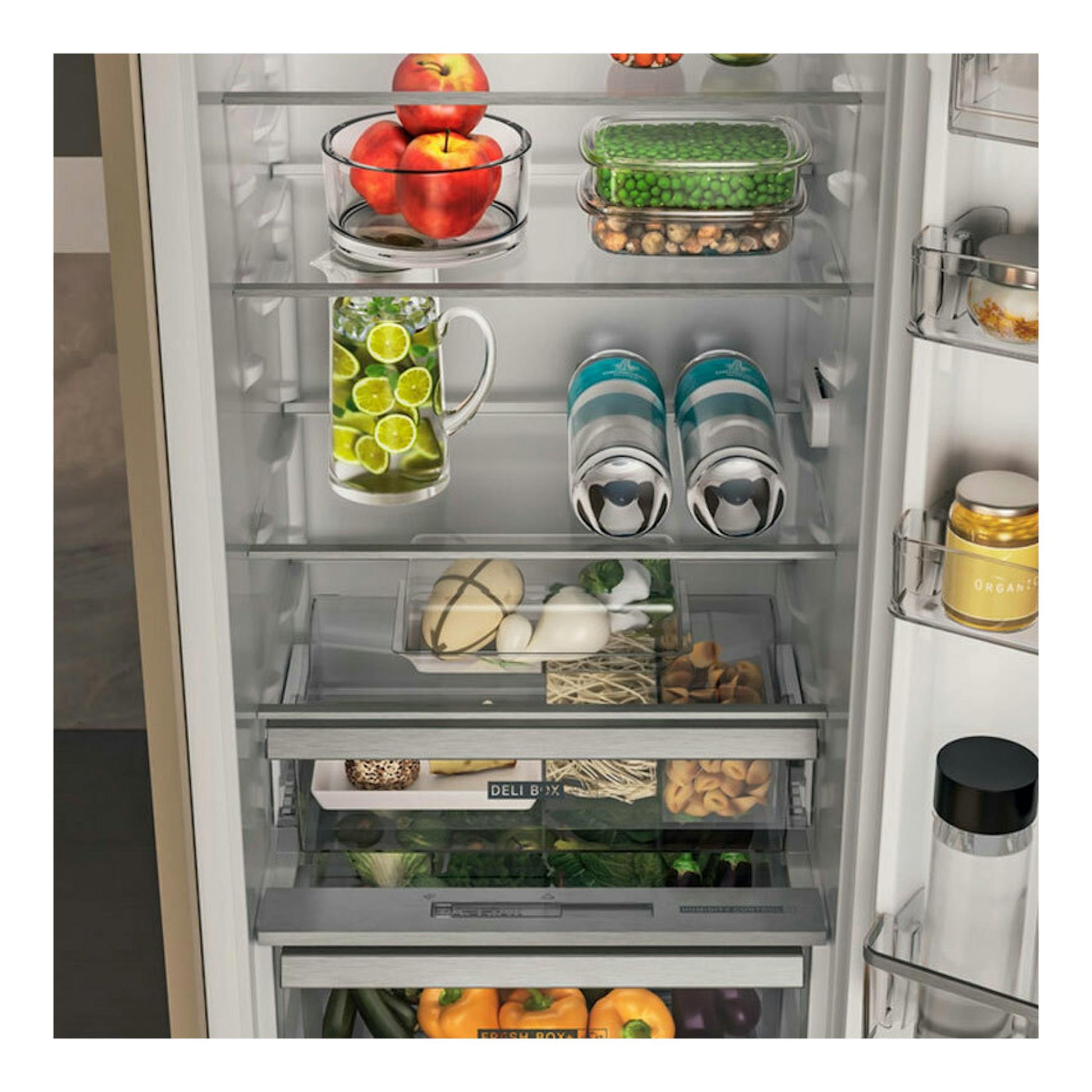 Interior de frigorífico combi integrable Whirlpool WHC20D013D1, con estantes de vidrio y cajones con alimentos.