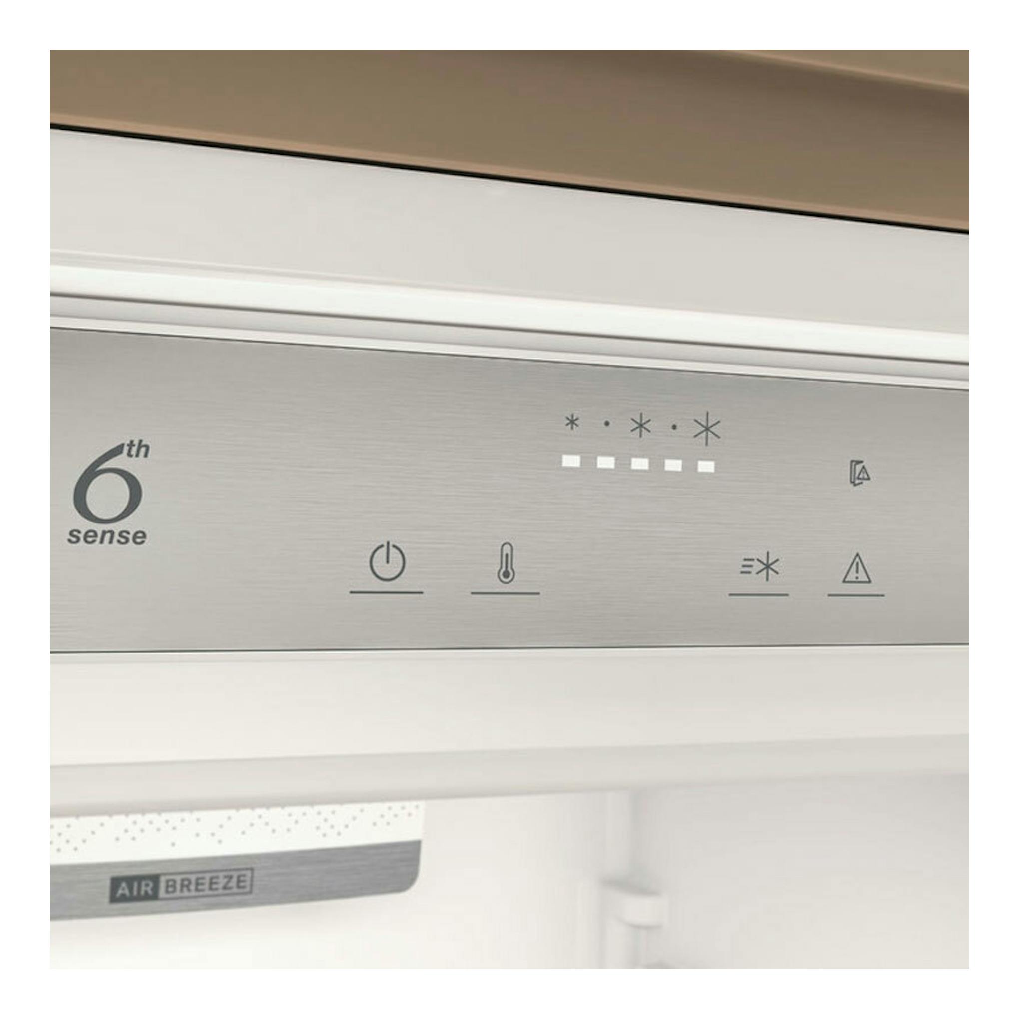 Panel frontal de frigorífico integrable Whirlpool WHC20D013D1, acabado plateado, vista parcial.